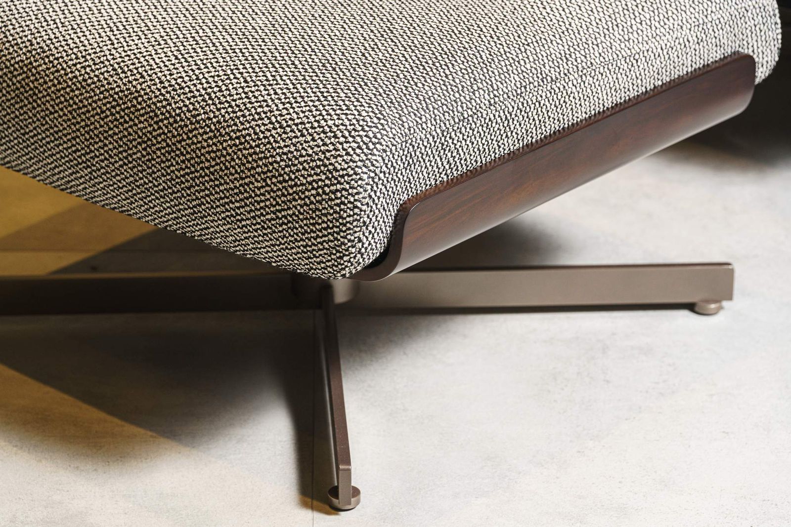 Minotti Кресло с пуфом Daiki Tibet Cenere от Minotti — в интерьере