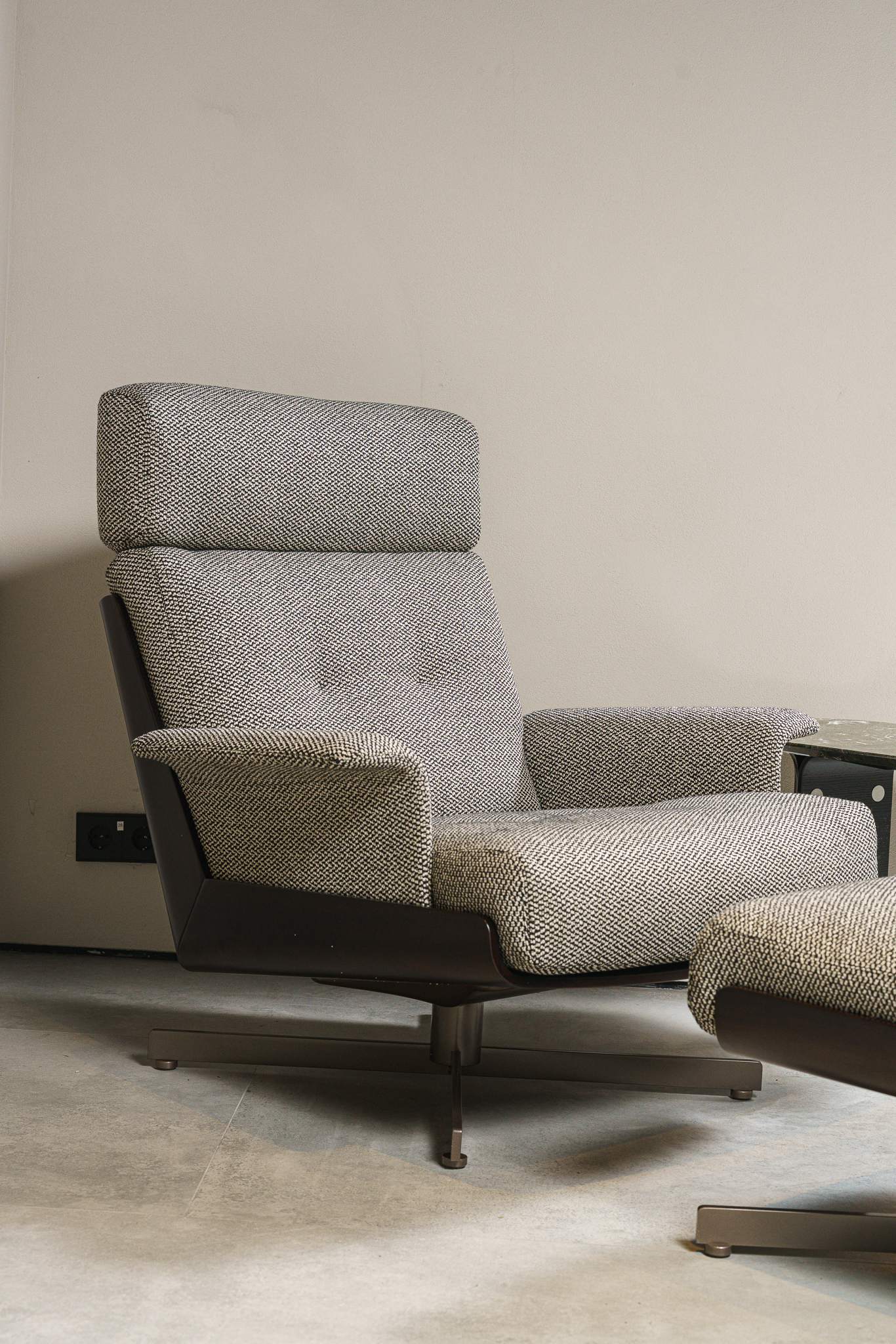 Minotti Кресло с пуфом Daiki Tibet Cenere от Minotti — в интерьере