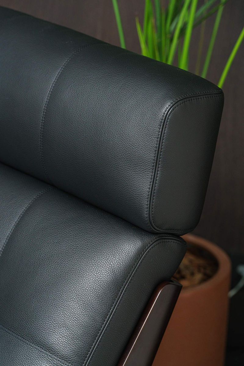 Minotti Кресло без подлокотников Daiki Leather Carbone Swivel от Minotti — в интерьере