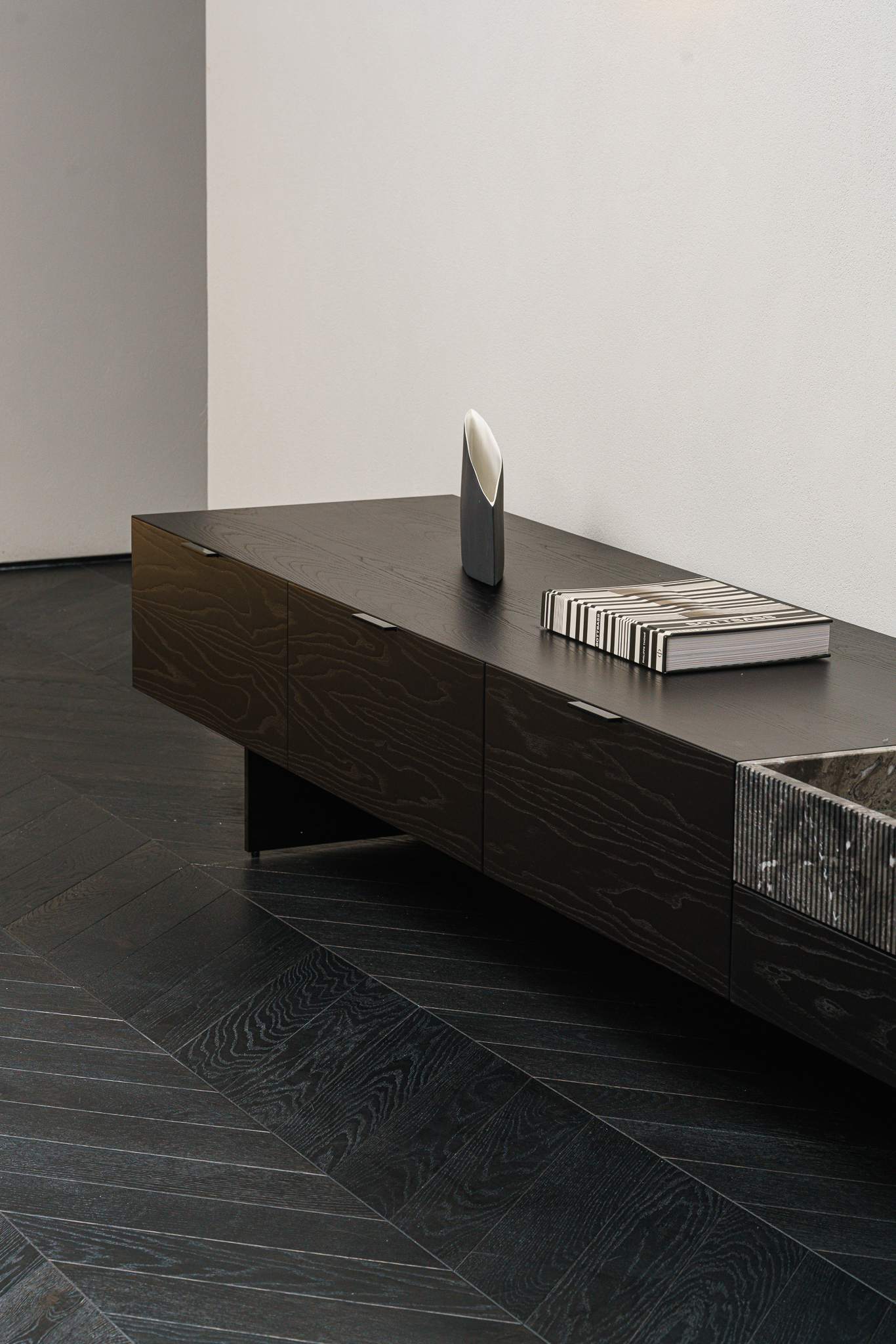 Minotti Комод Superblock Grey orobico marble от Minotti — в интерьере