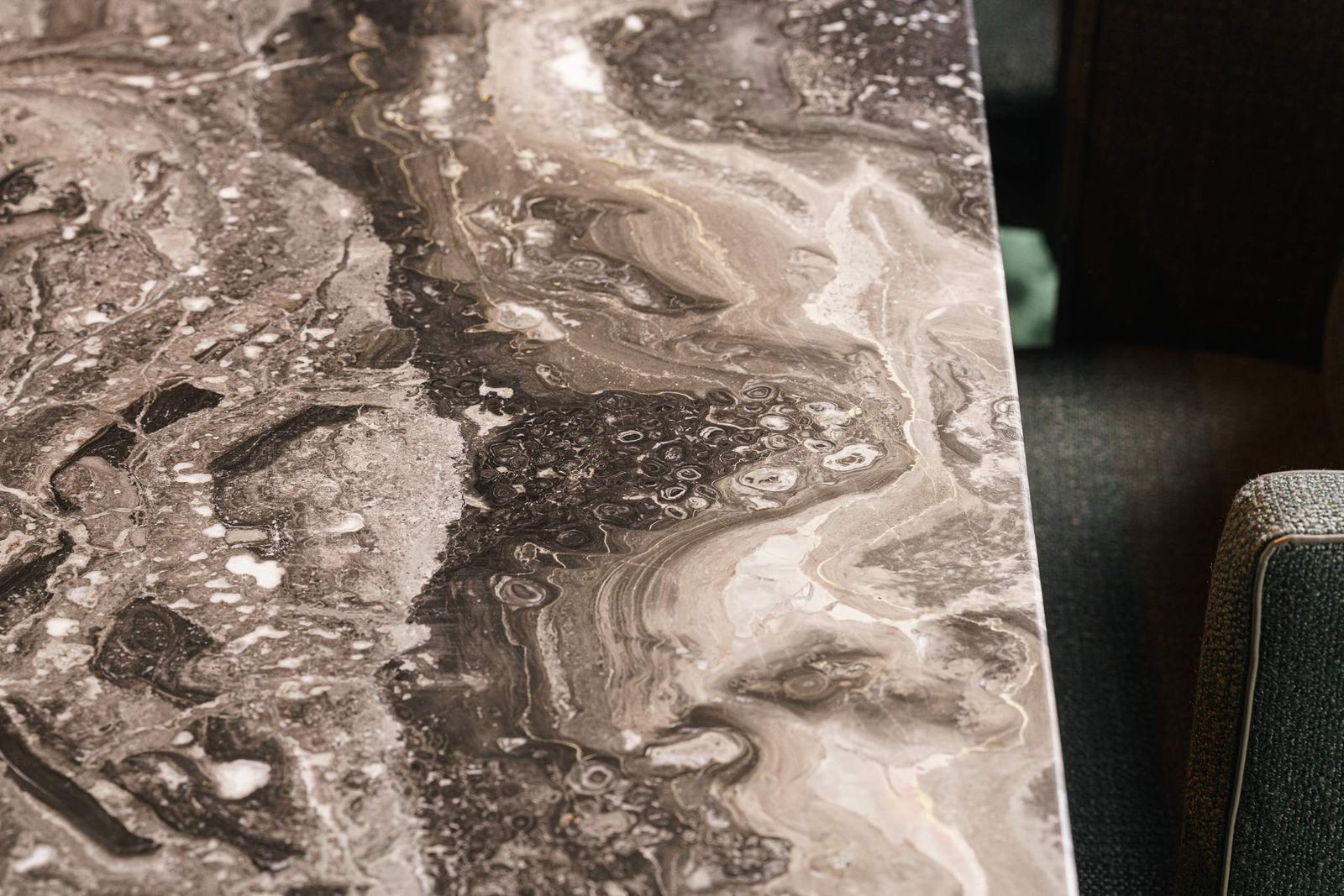 Minotti Стол Linha Grey orobic marble от Minotti — в интерьере