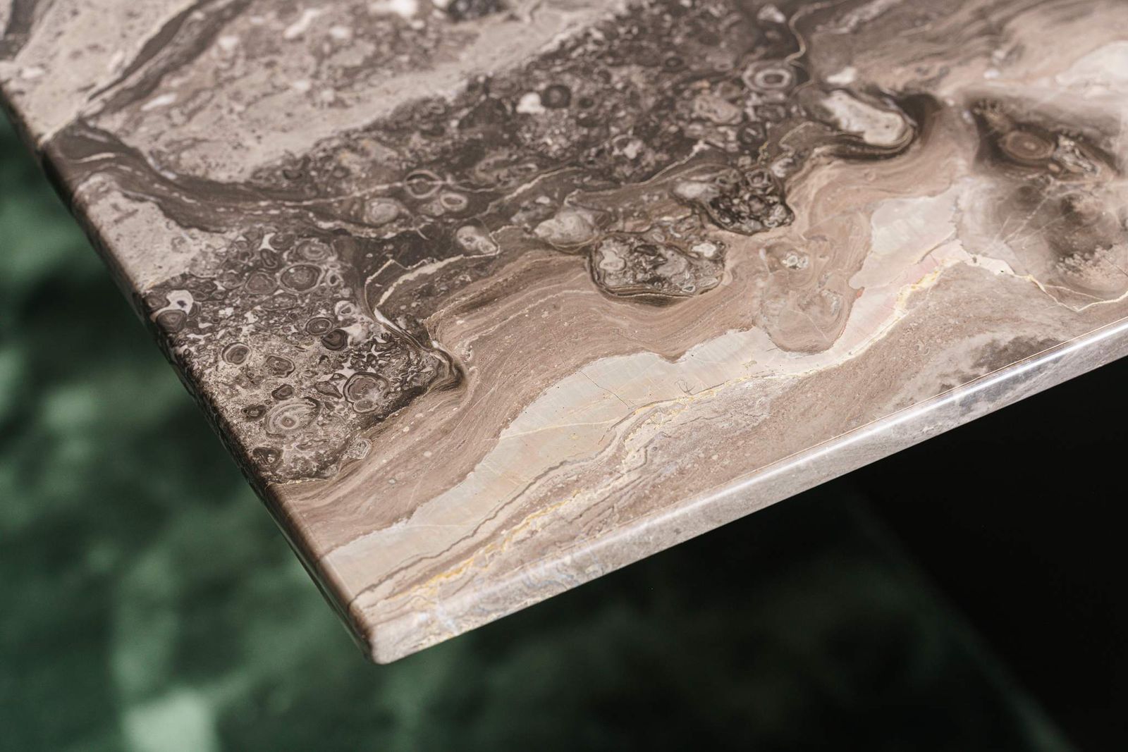 Minotti Стол Linha Grey orobic marble от Minotti — в интерьере