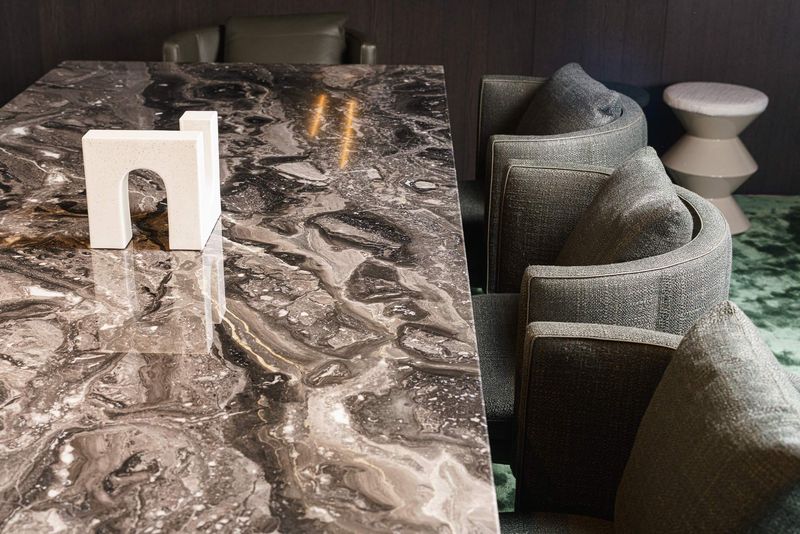Minotti Стол Linha Grey orobic marble от Minotti — в интерьере