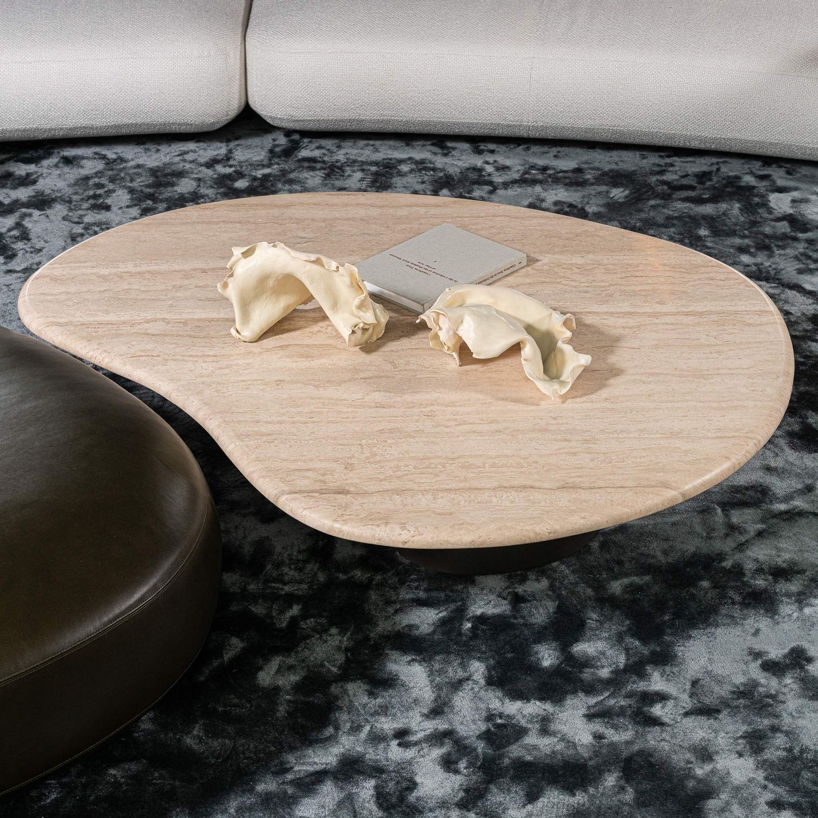 Minotti Журнальный столик Bezier Travertin от Minotti — в интерьере