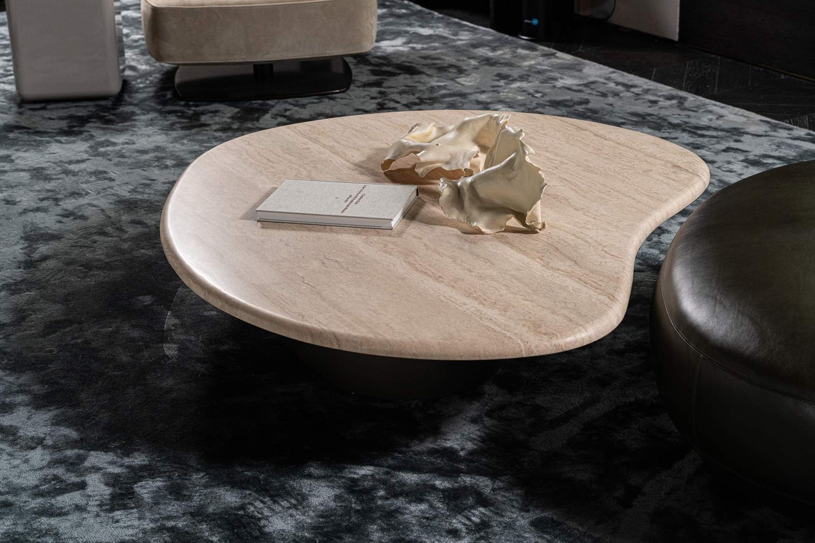 Minotti Журнальный столик Bezier Travertin от Minotti — в интерьере