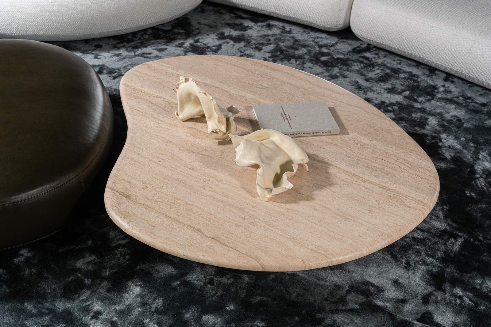 Minotti Журнальный столик Bezier Travertin от Minotti — в интерьере