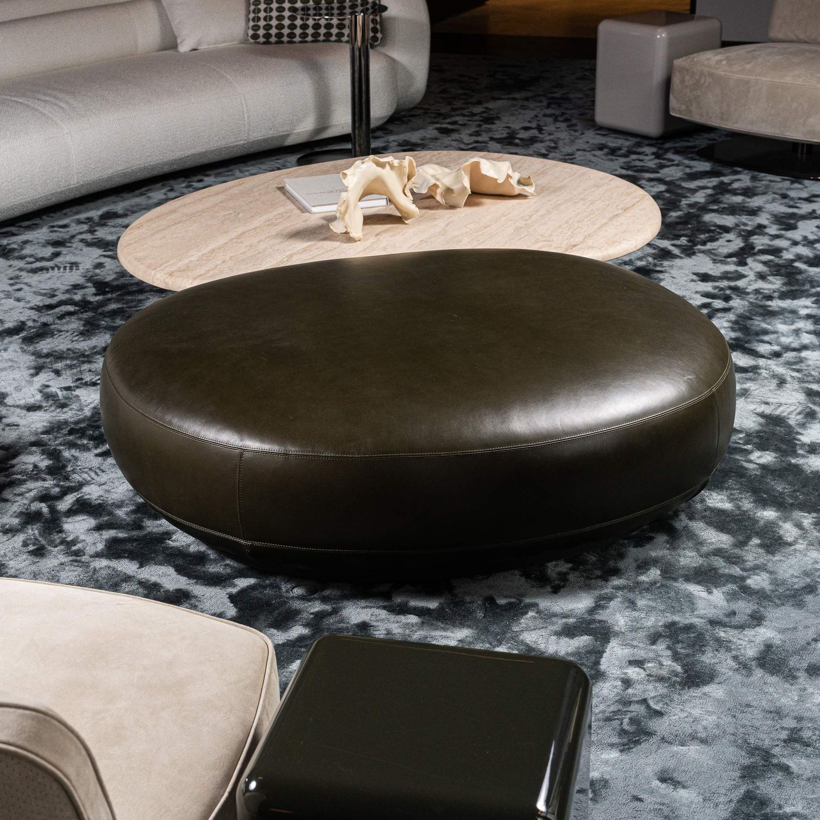 Minotti Банкетка Bezier Leather Carmel Muschio от Minotti — в интерьере