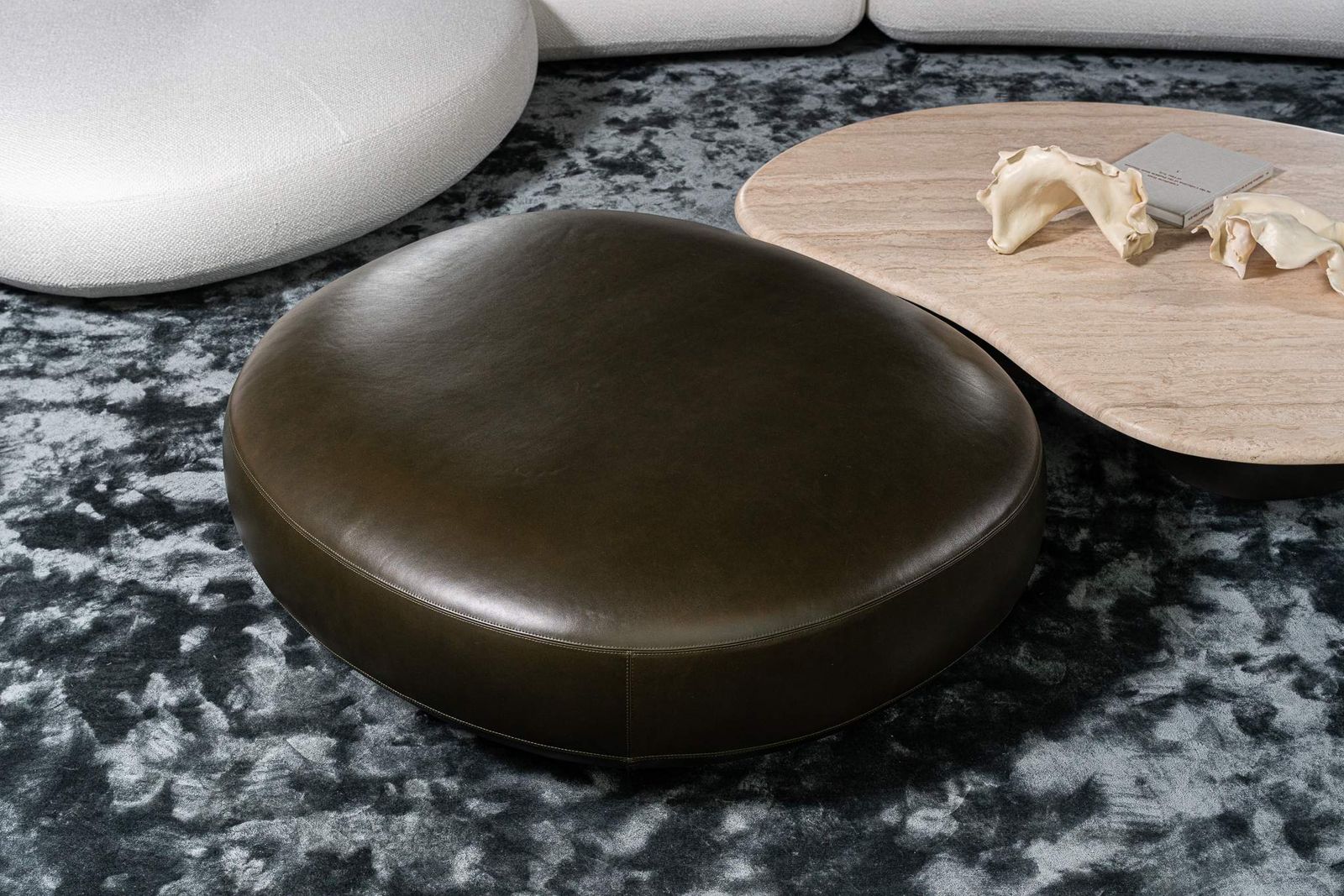 Minotti Банкетка Bezier Leather Carmel Muschio от Minotti — в интерьере