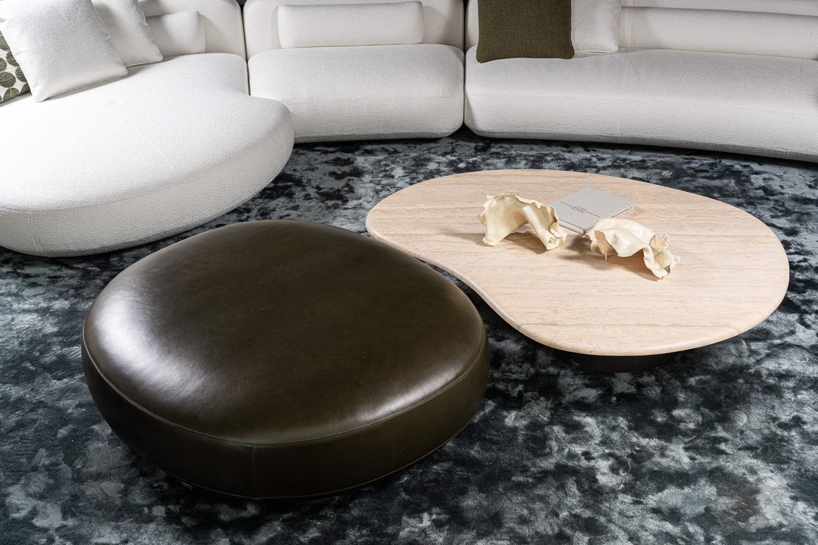 Minotti Банкетка Bezier Leather Carmel Muschio от Minotti — в интерьере