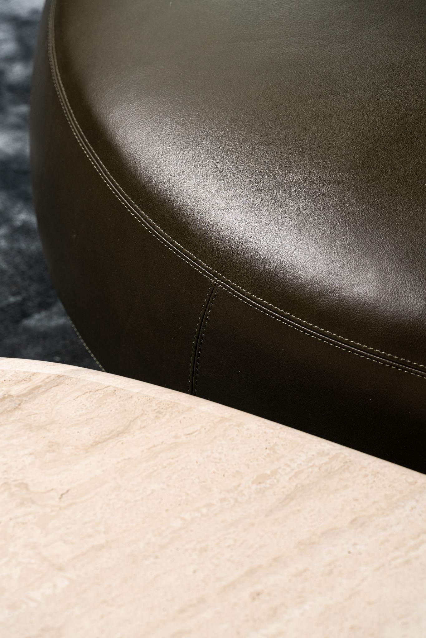 Minotti Банкетка Bezier Leather Carmel Muschio от Minotti — в интерьере