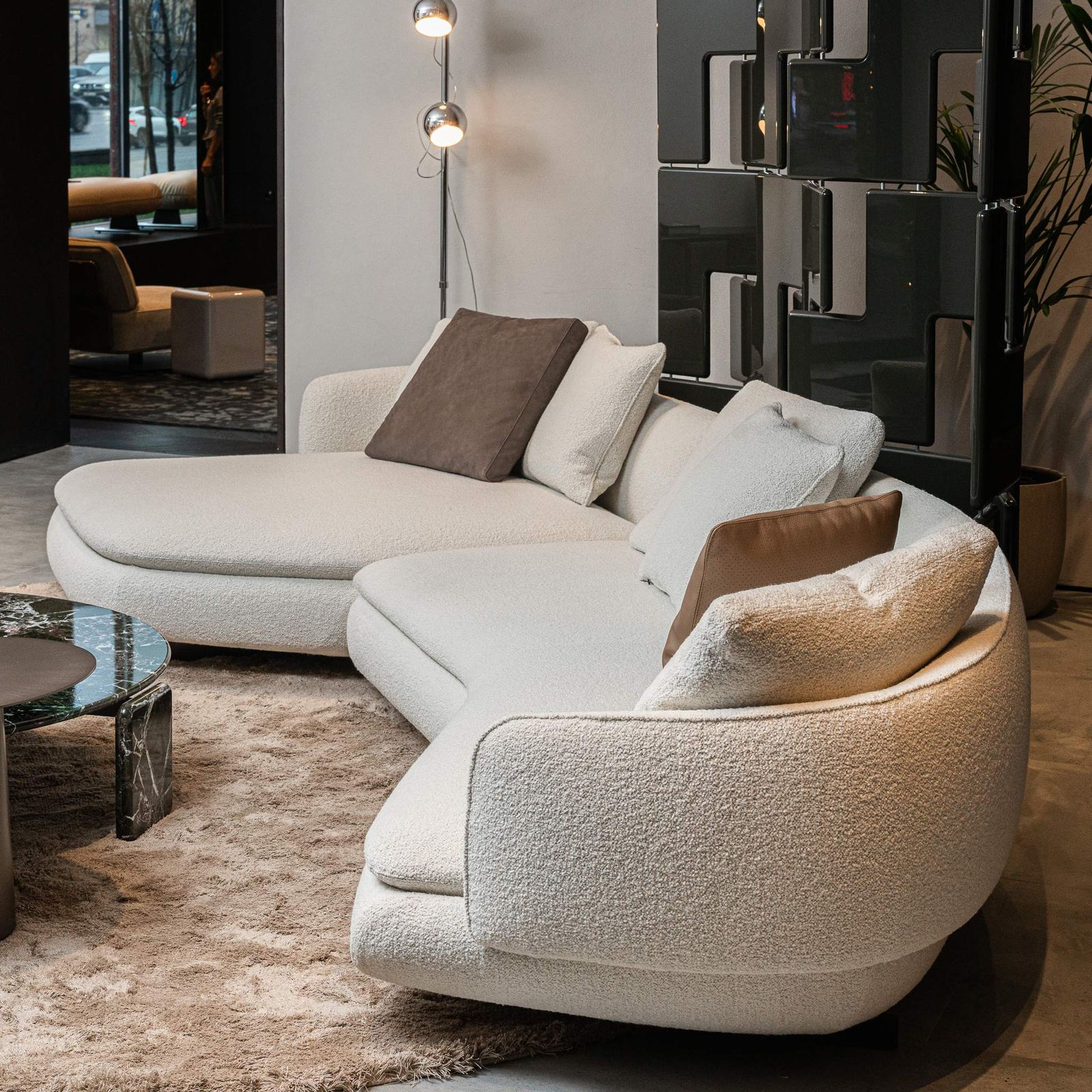 Minotti Двухмодульный диван Vivienne от Minotti — в интерьере