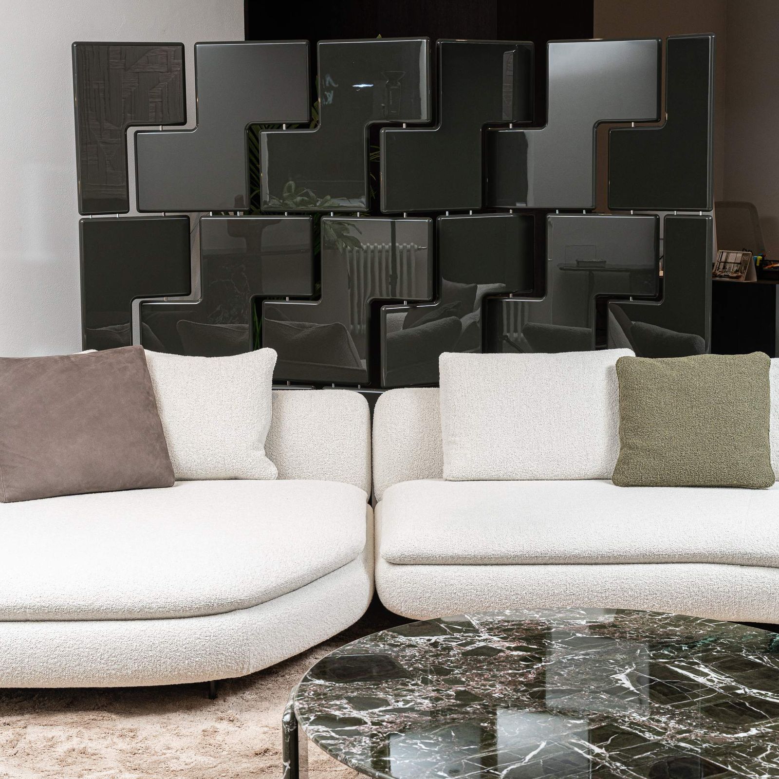 Minotti Двухмодульный диван Vivienne от Minotti — в интерьере
