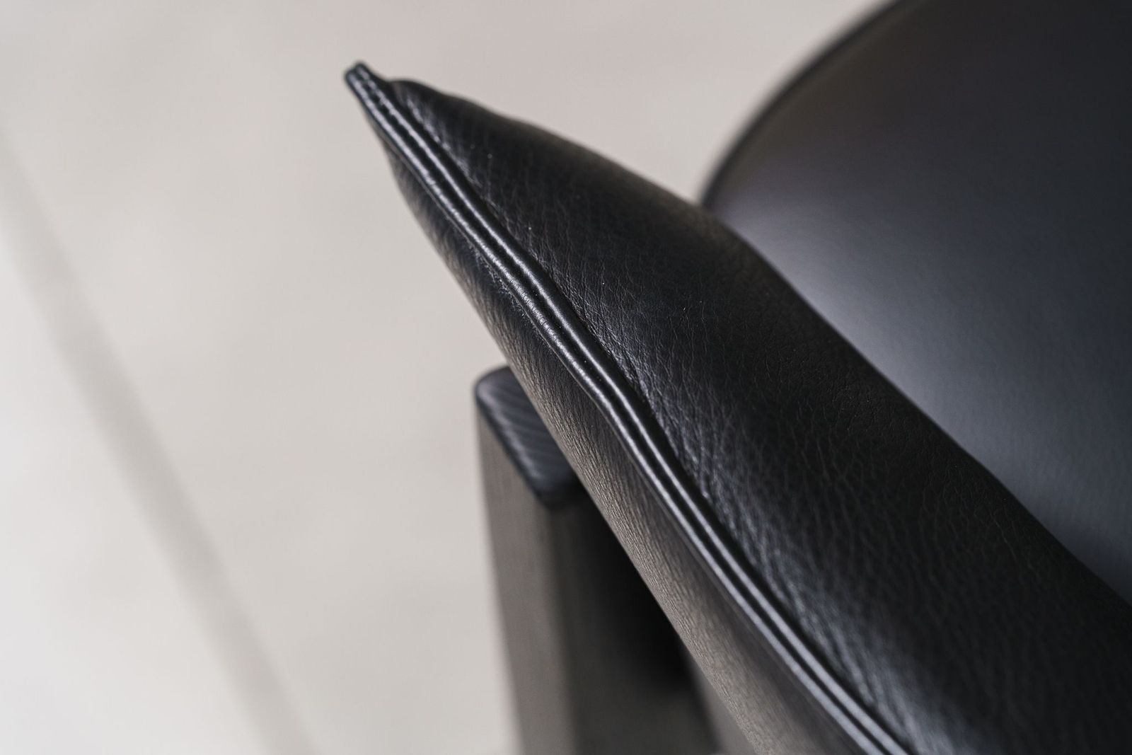 Poliform Стул Leopold Leather soft Carbone от Poliform