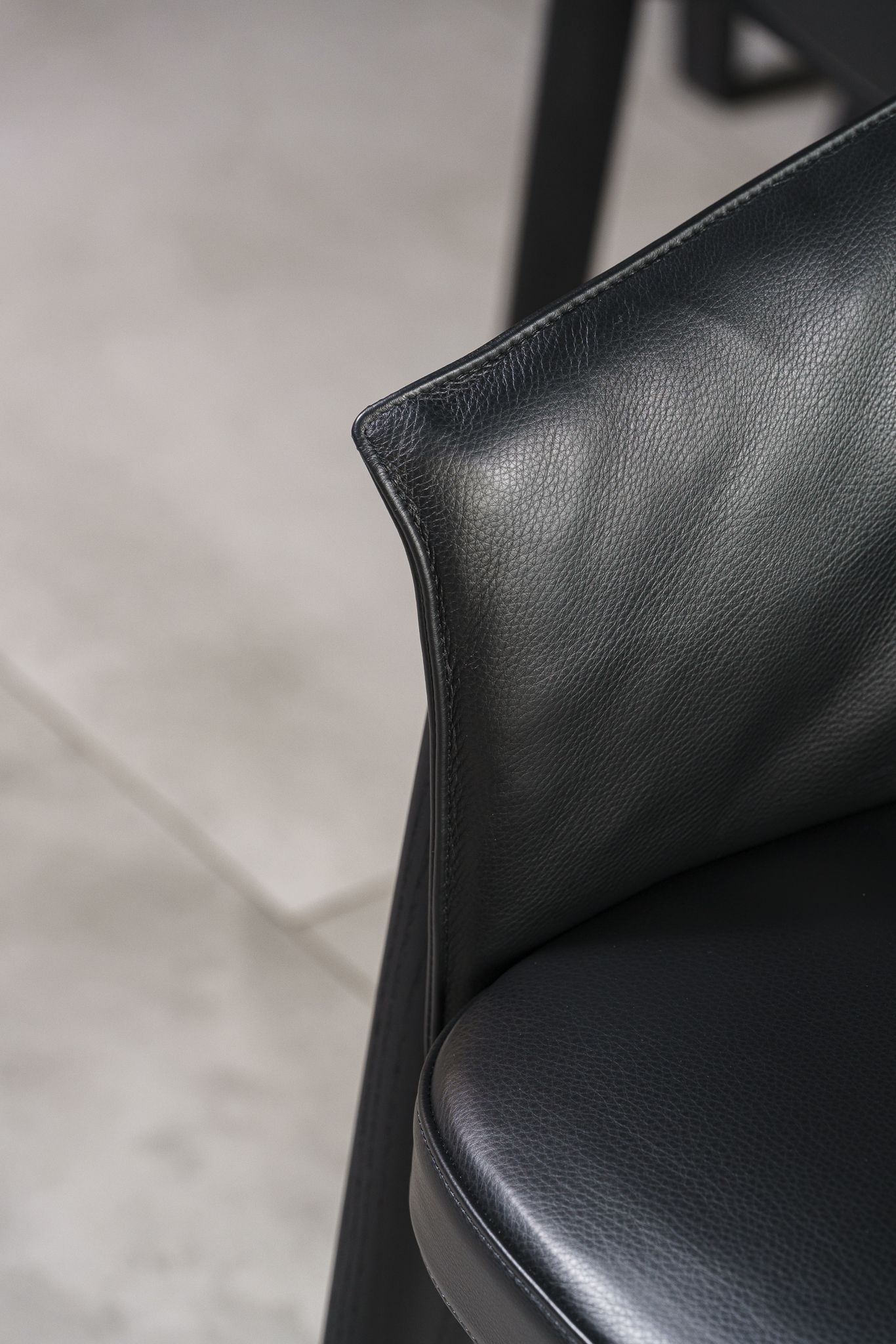 Poliform Стул Leopold Leather soft Carbone от Poliform — в интерьере