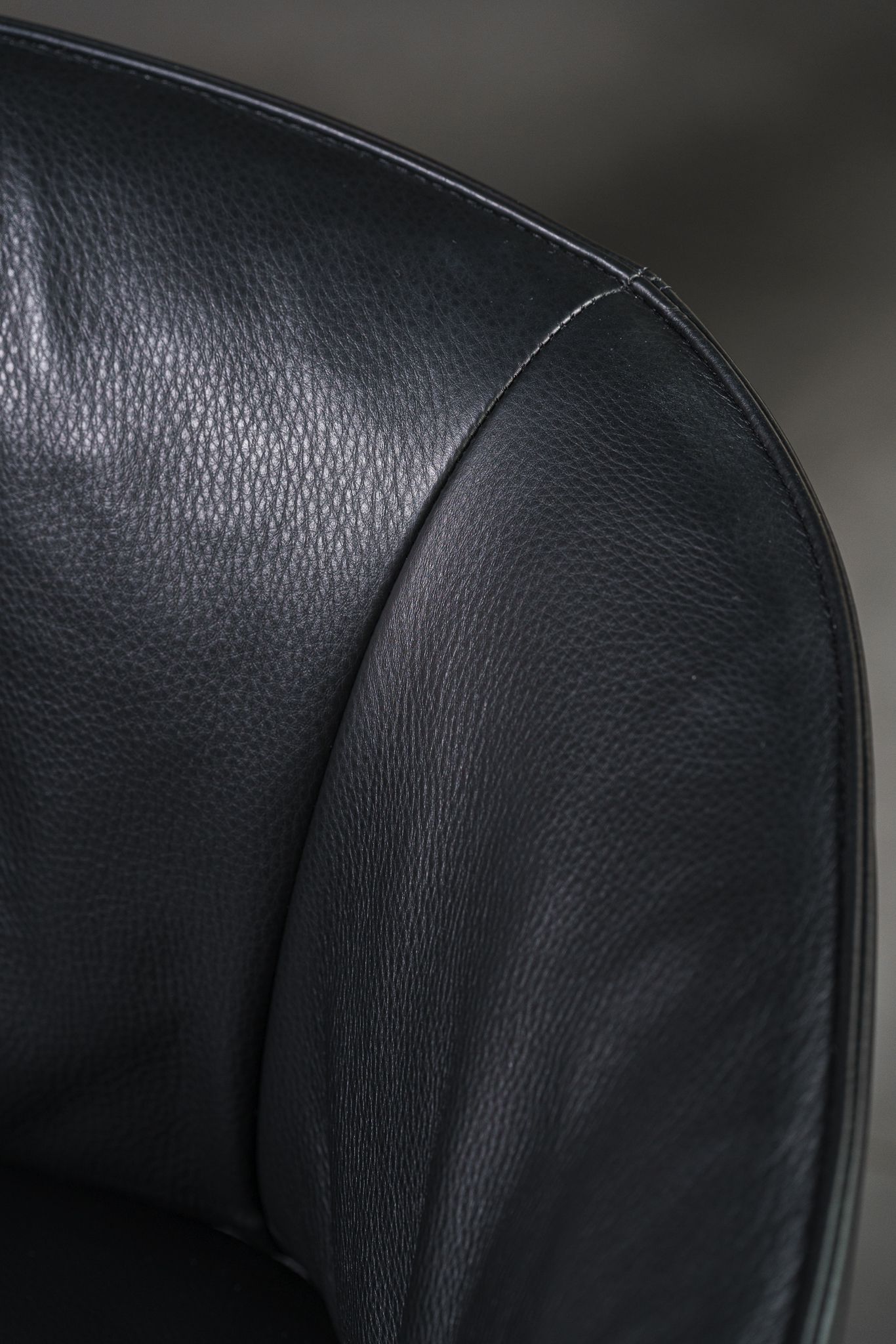 Poliform Стул Leopold Leather soft Carbone от Poliform — в интерьере