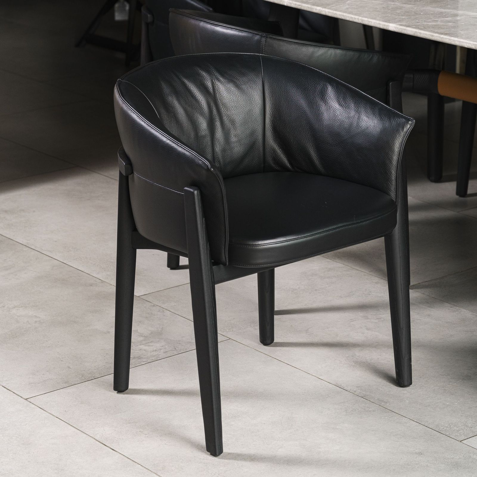 Poliform Стул Leopold Leather soft Carbone от Poliform — в интерьере