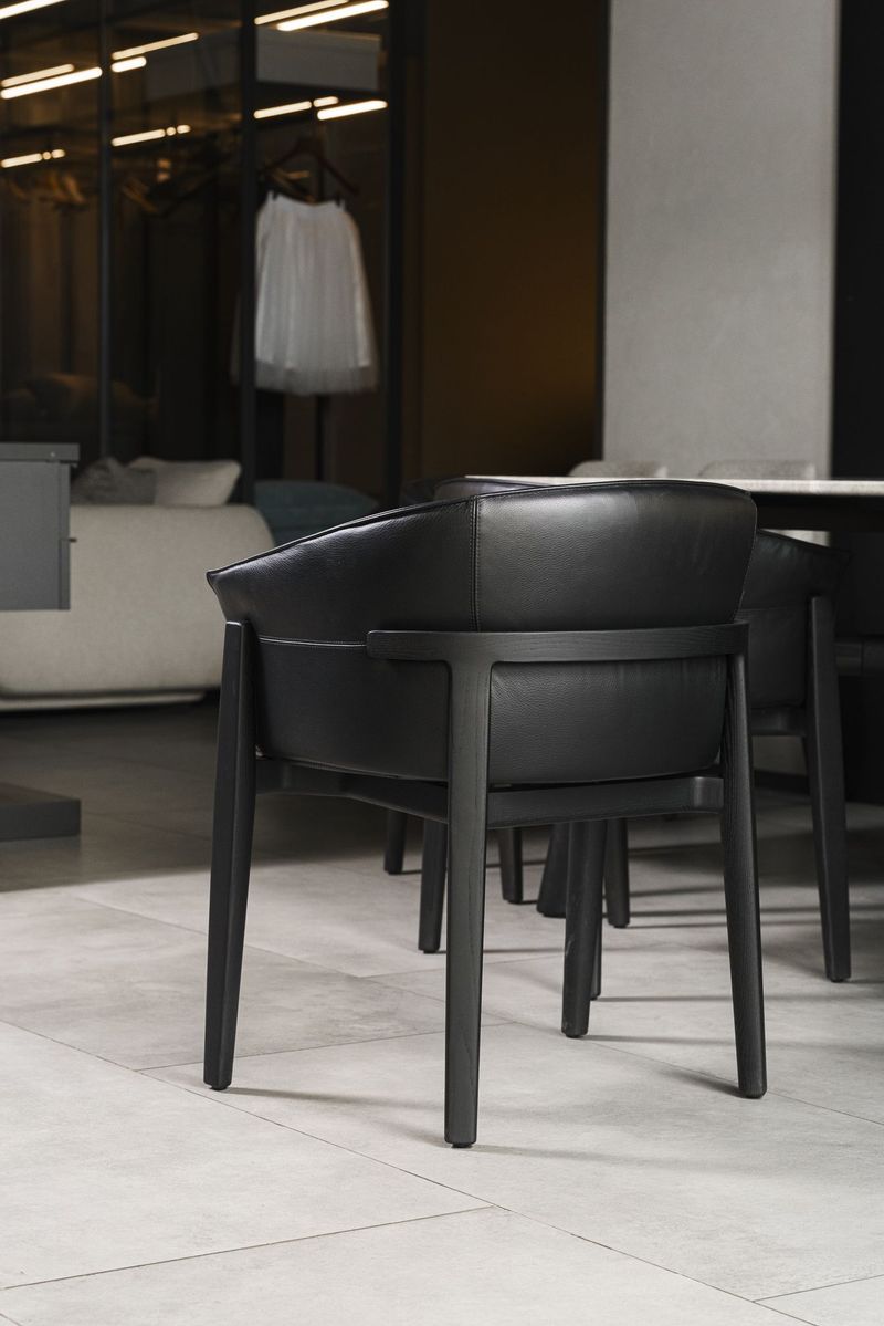 Poliform Стул Leopold Leather soft Carbone от Poliform — в интерьере