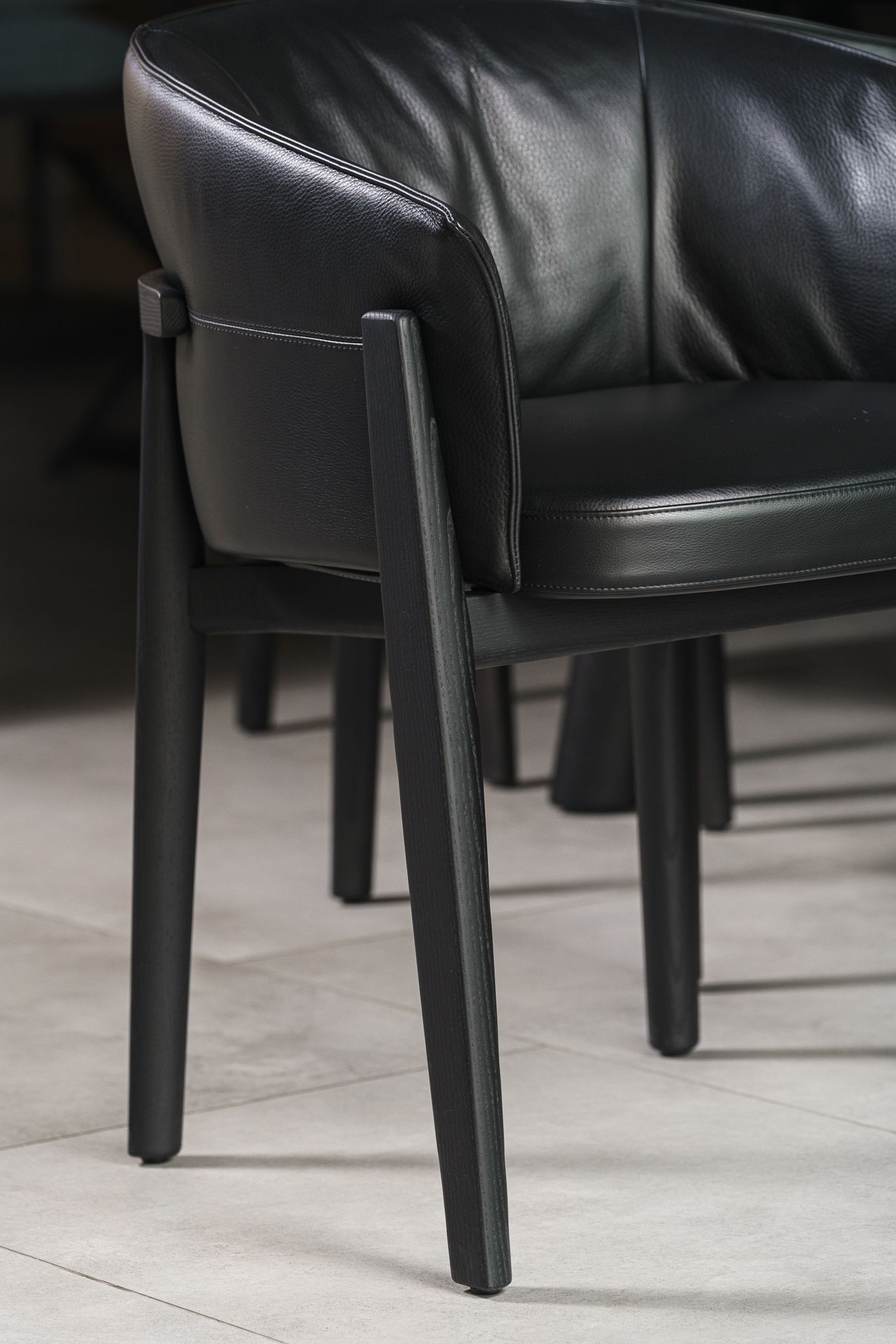 Poliform Стул Leopold Leather soft Carbone от Poliform — в интерьере