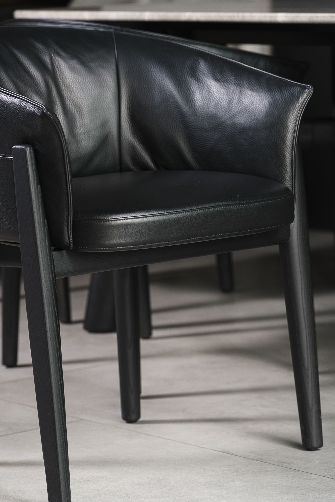 Poliform Стул Leopold Leather soft Carbone от Poliform — в интерьере