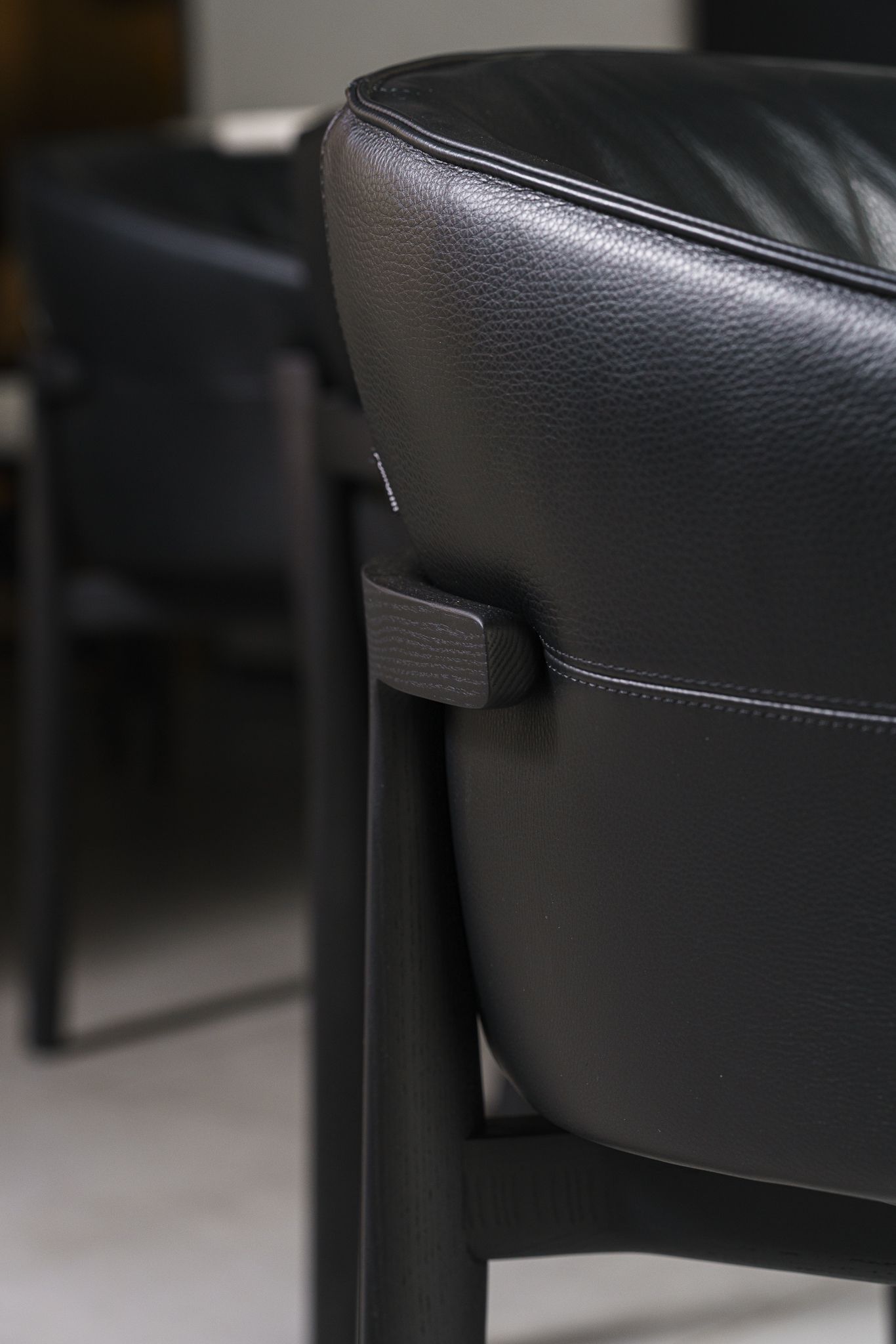 Poliform Стул Leopold Leather soft Carbone от Poliform — в интерьере