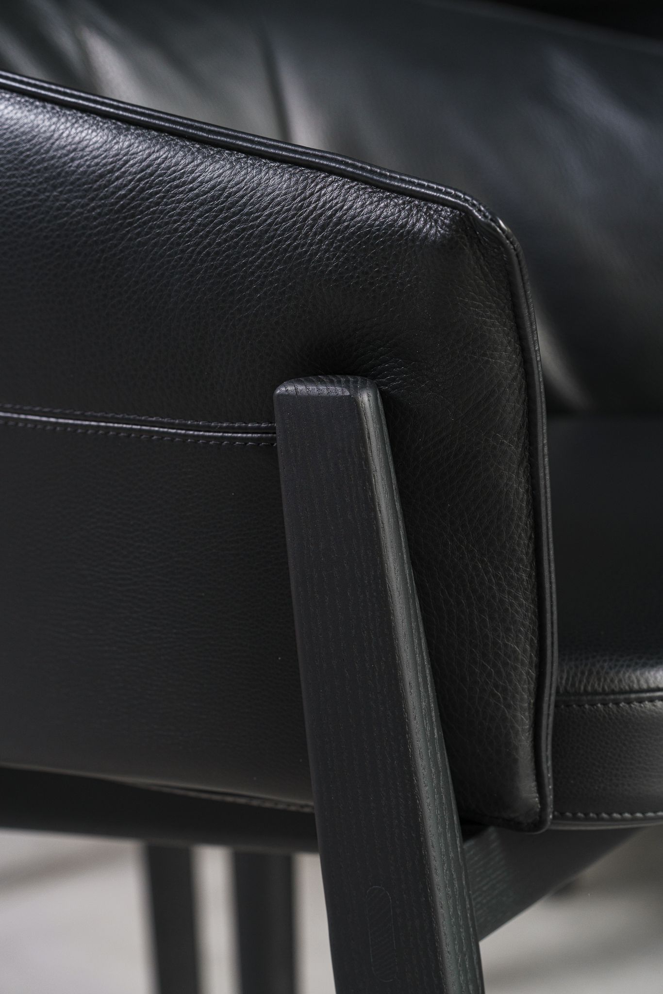 Poliform Стул Leopold Leather soft Carbone от Poliform — в интерьере