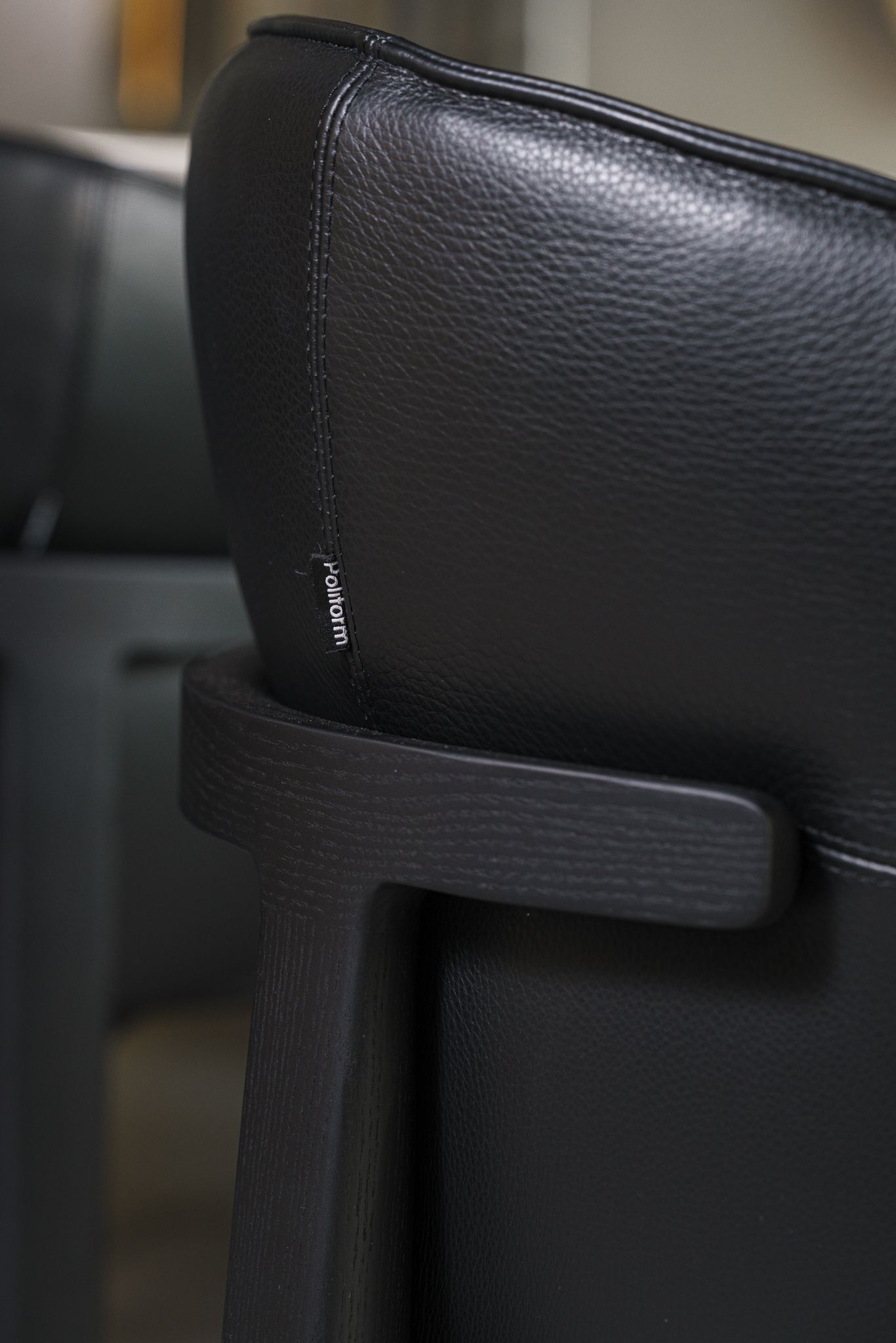 Poliform Стул Leopold Leather soft Carbone от Poliform — в интерьере
