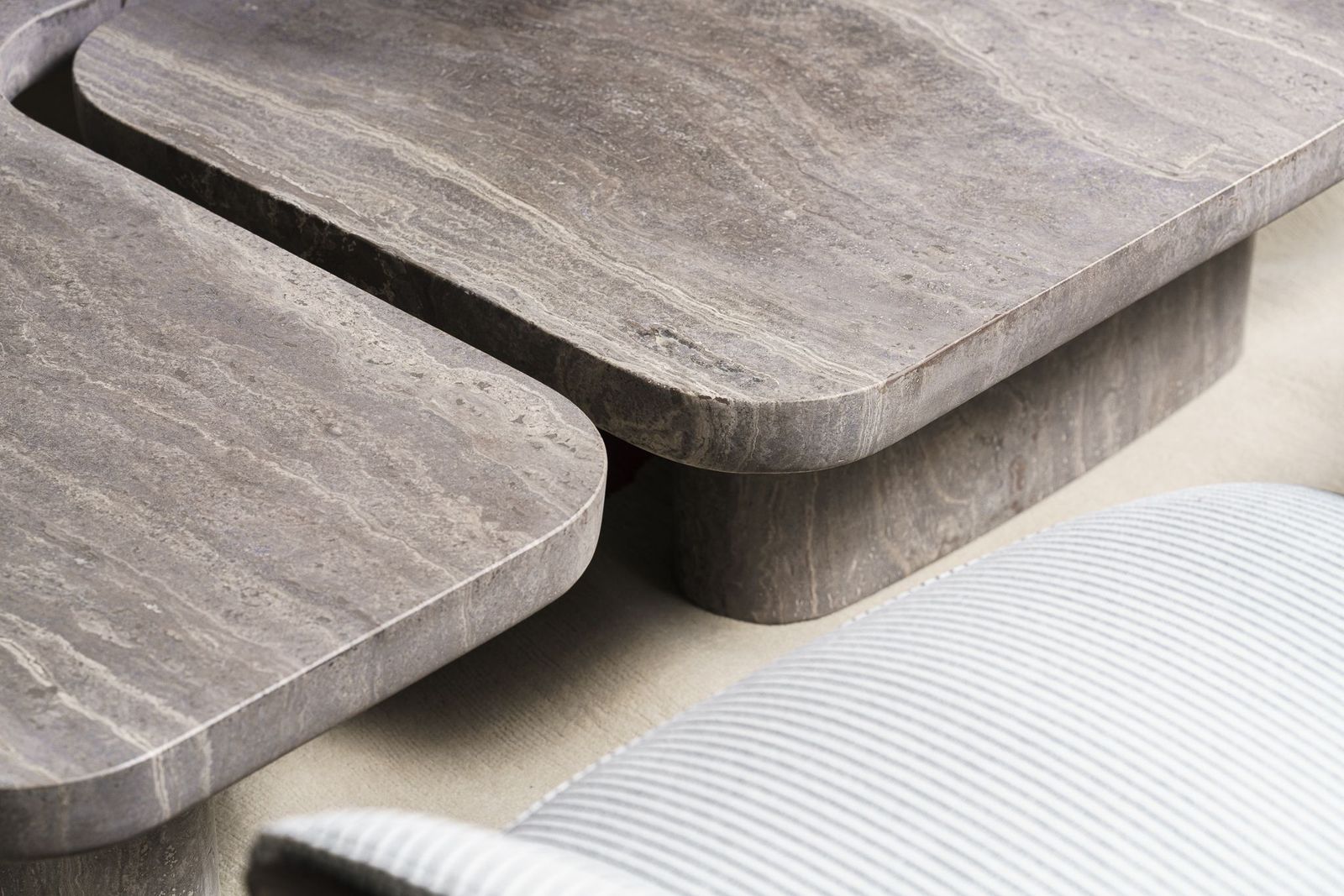 Poliform Журнальный столик Ernest Travertino Titanium от Poliform — в интерьере