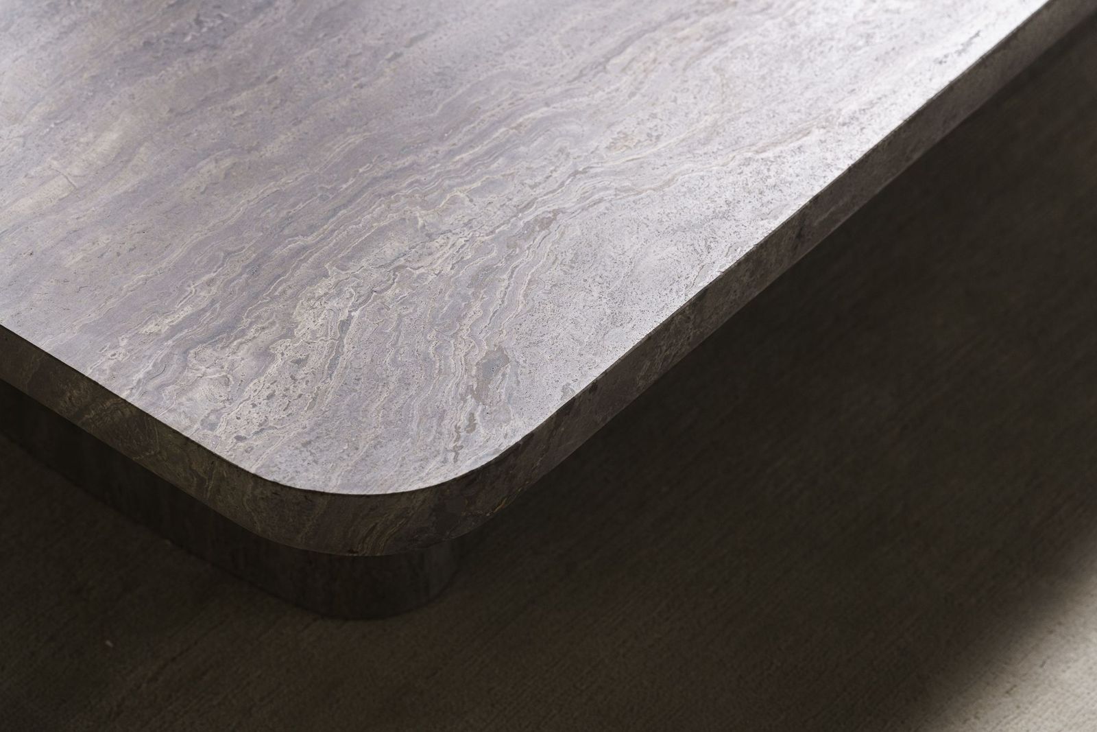 Poliform Журнальный столик Ernest Travertino Titanium от Poliform — в интерьере