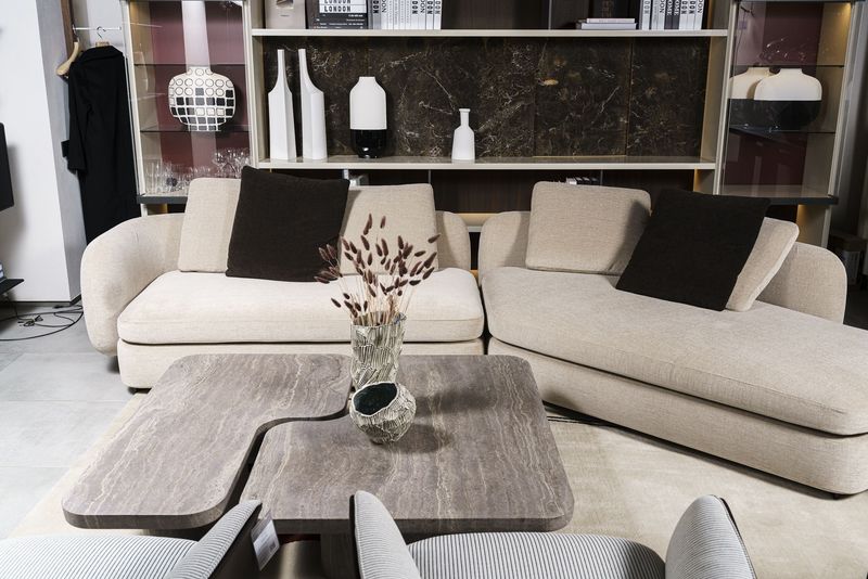 Poliform Журнальный столик Ernest Travertino Titanium от Poliform — в интерьере