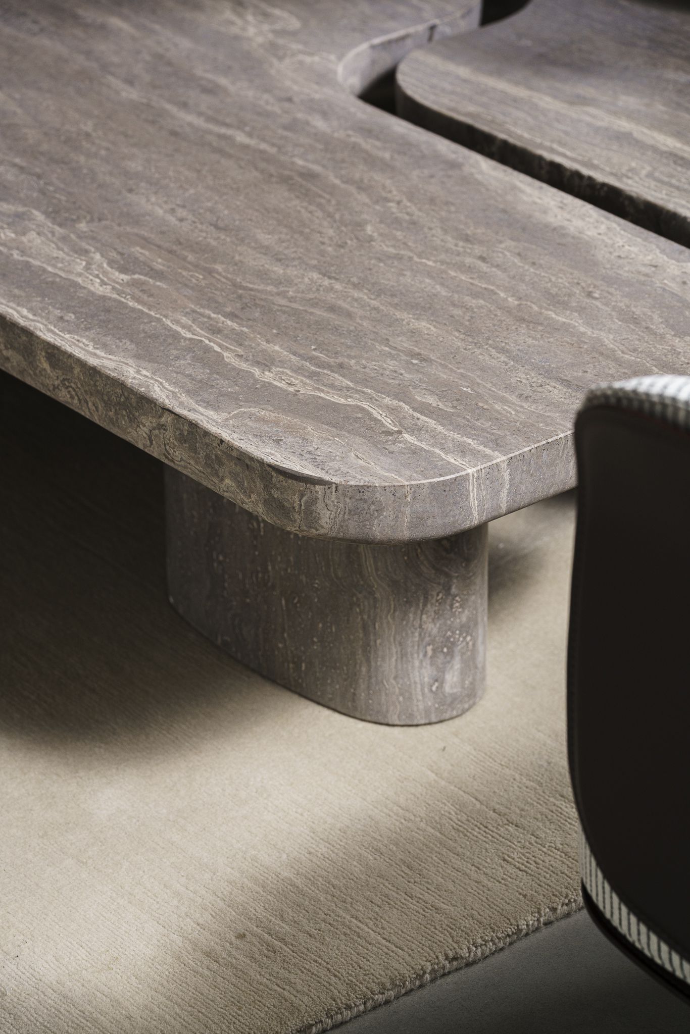 Poliform Журнальный столик Ernest Travertino Titanium от Poliform — в интерьере