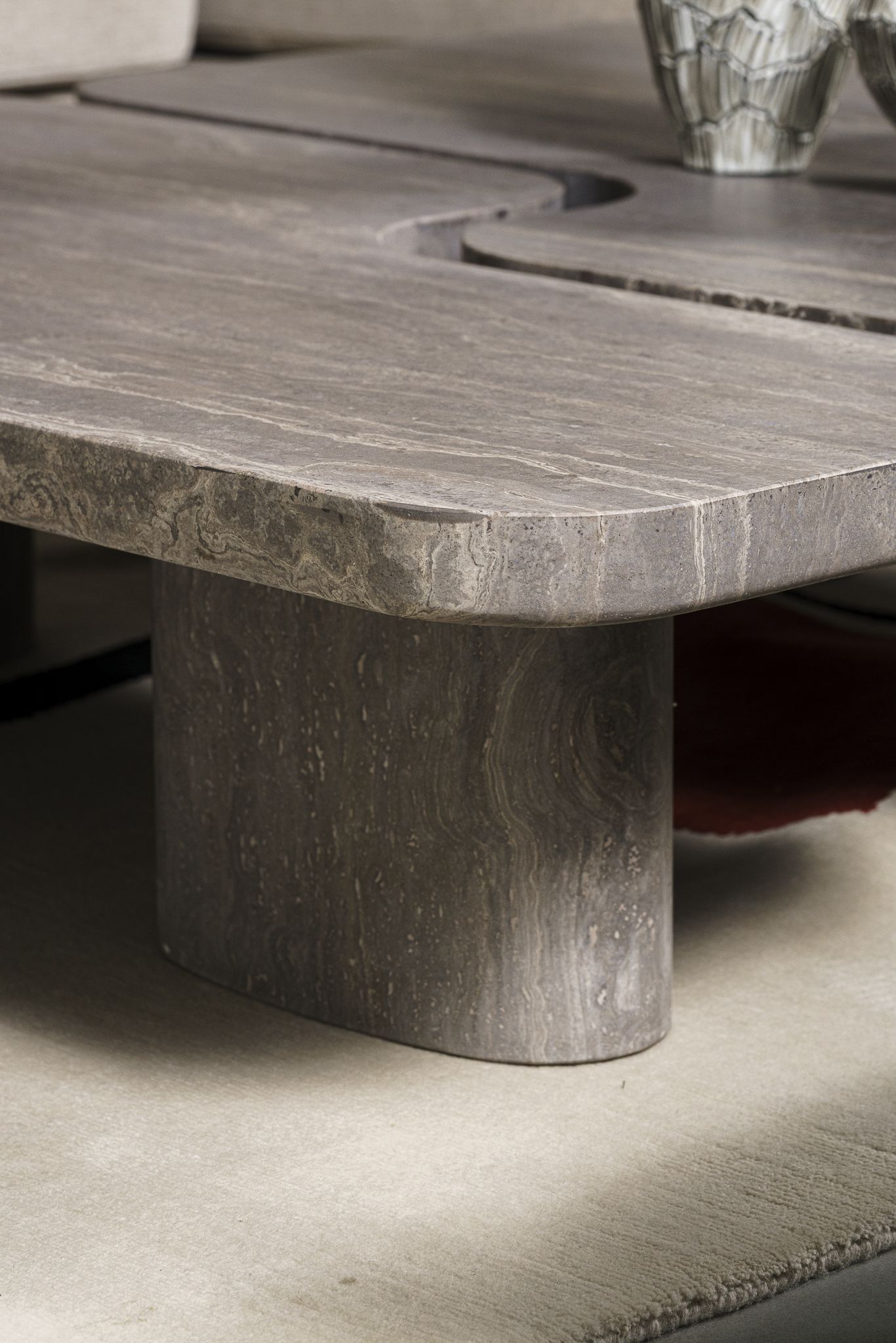 Poliform Журнальный столик Ernest Travertino Titanium от Poliform — в интерьере