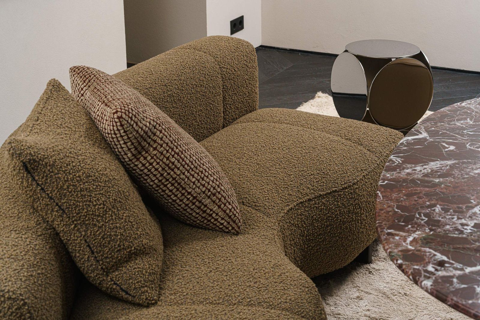 Minotti Двухмодульный диван Yves Orion Desert от Minotti — в интерьере