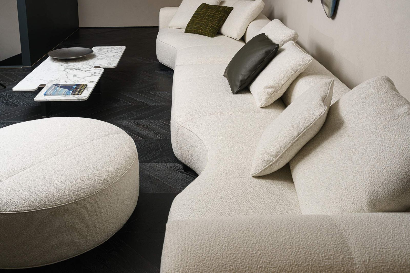 Minotti Двухмодульный диван Yves Feel Naturale DX от Minotti — в интерьере