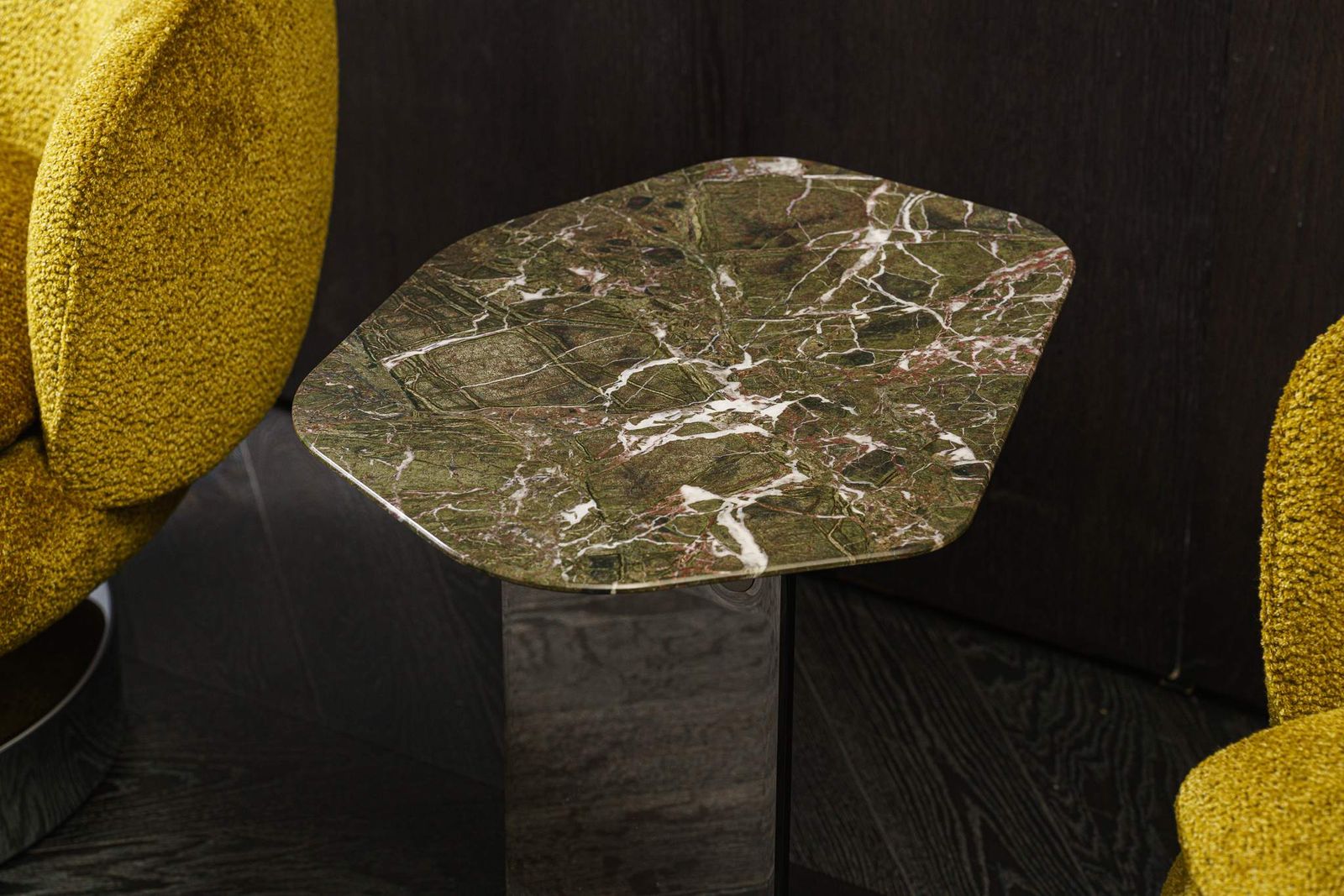 Minotti Журнальный столик Ethan Verde Lepanto/Chrome от Minotti — в интерьере