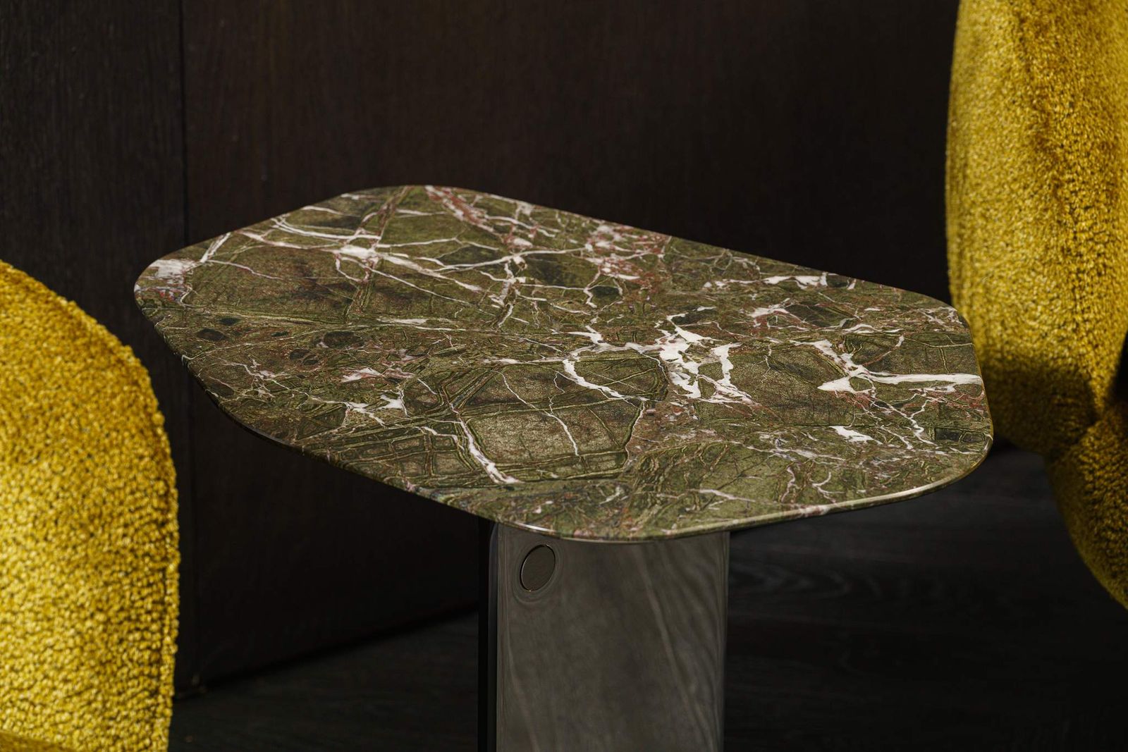 Minotti Журнальный столик Ethan Verde Lepanto/Chrome от Minotti — в интерьере