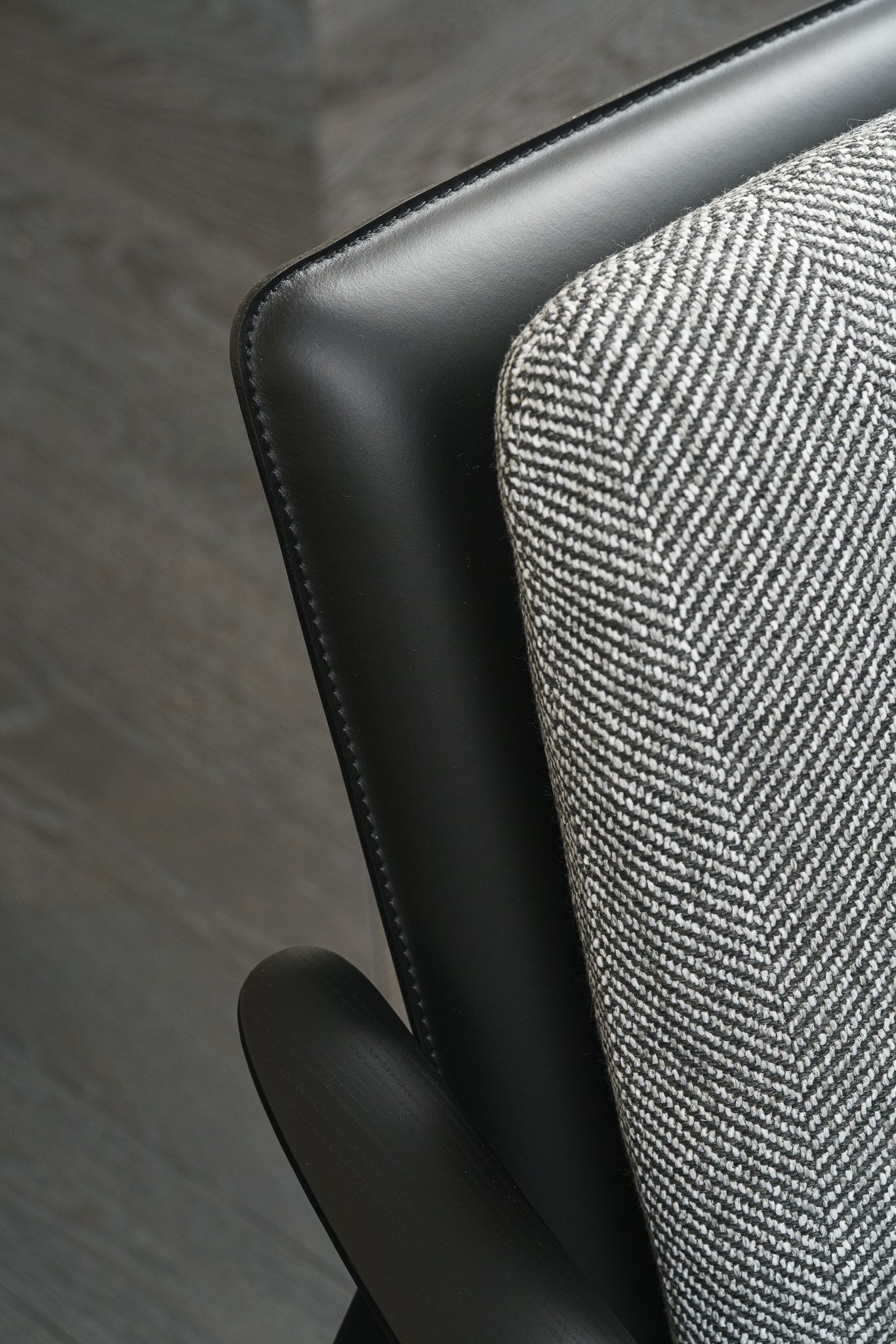 Minotti Кресло Fynn Twill lafge Grafite от Minotti — в интерьере