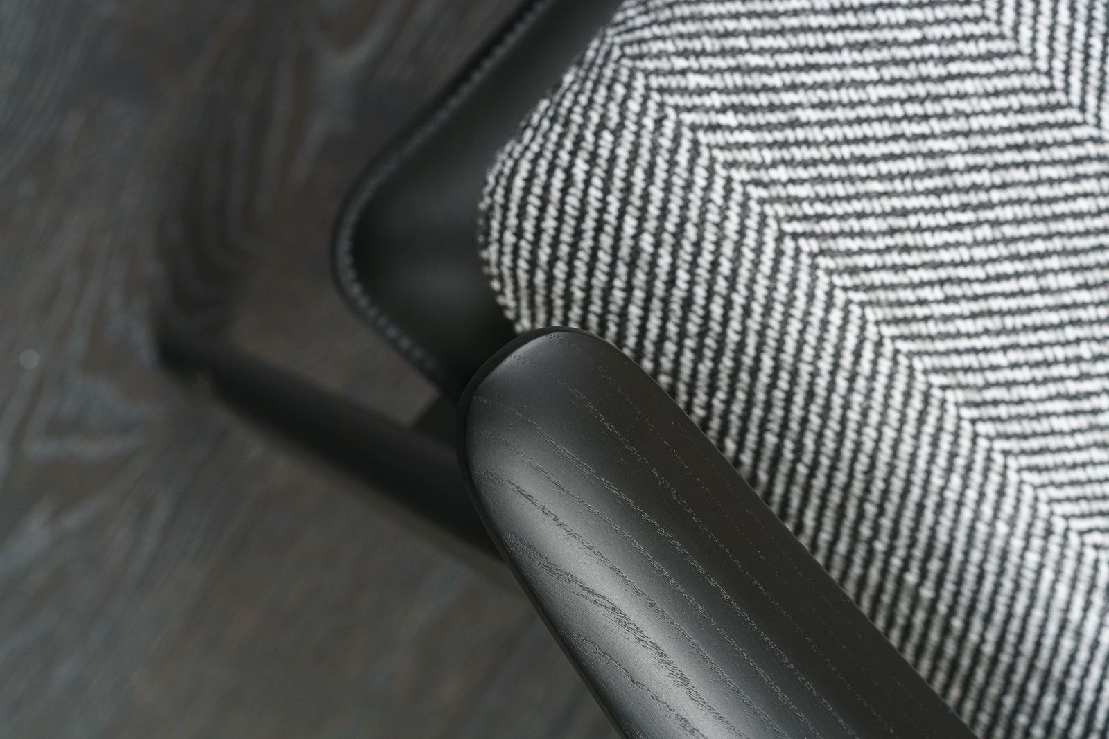 Minotti Кресло Fynn Twill lafge Grafite от Minotti — в интерьере
