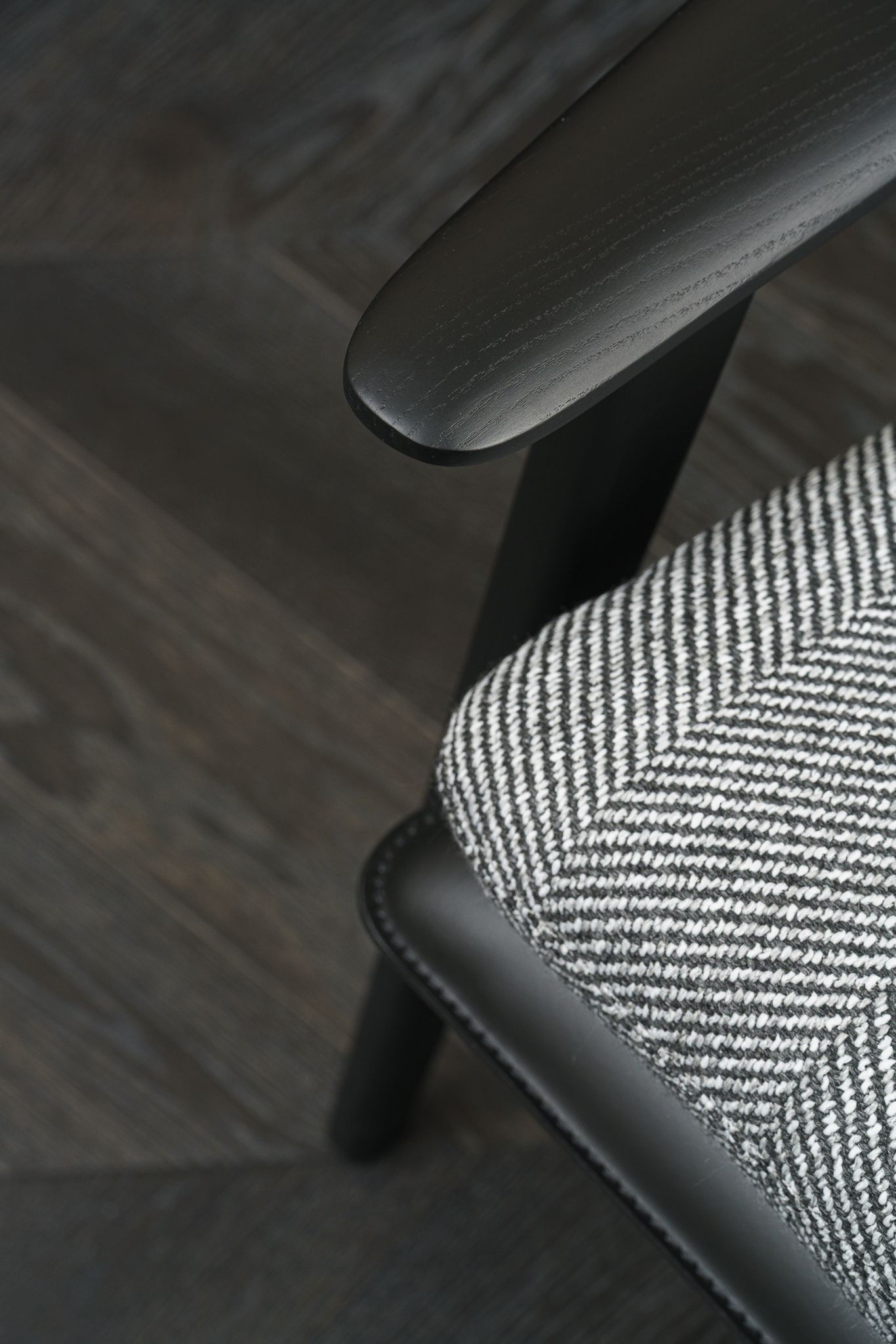 Minotti Кресло Fynn Twill lafge Grafite от Minotti — в интерьере