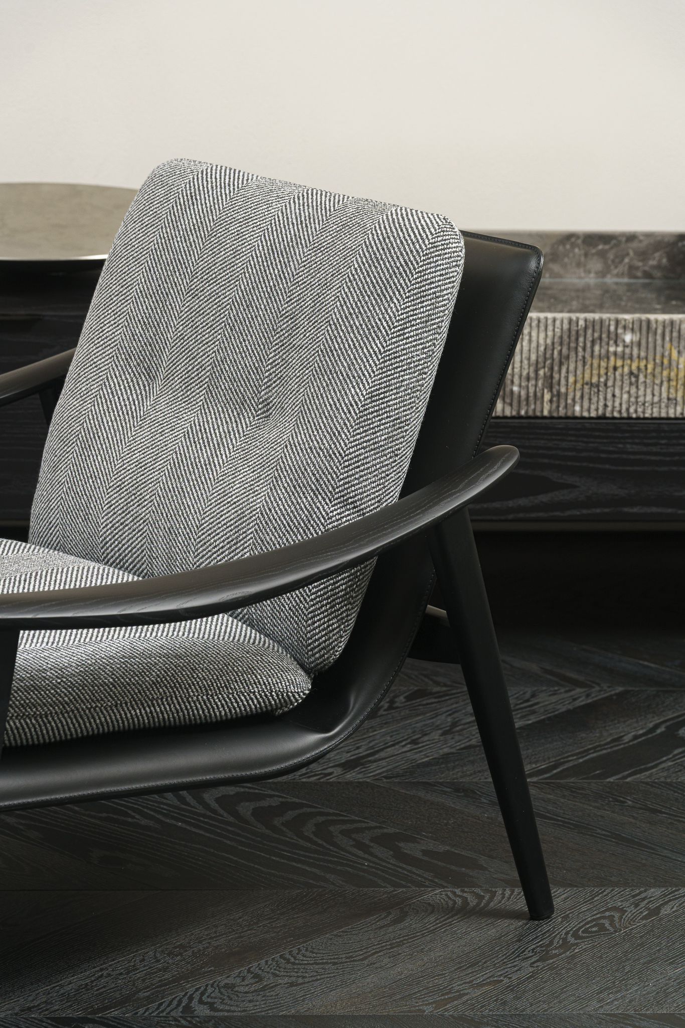 Minotti Кресло Fynn Twill lafge Grafite от Minotti — в интерьере