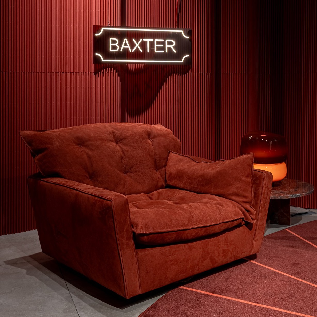 Baxter Кресло Sorrento Nabuck Rhubarb от Baxter — в интерьере