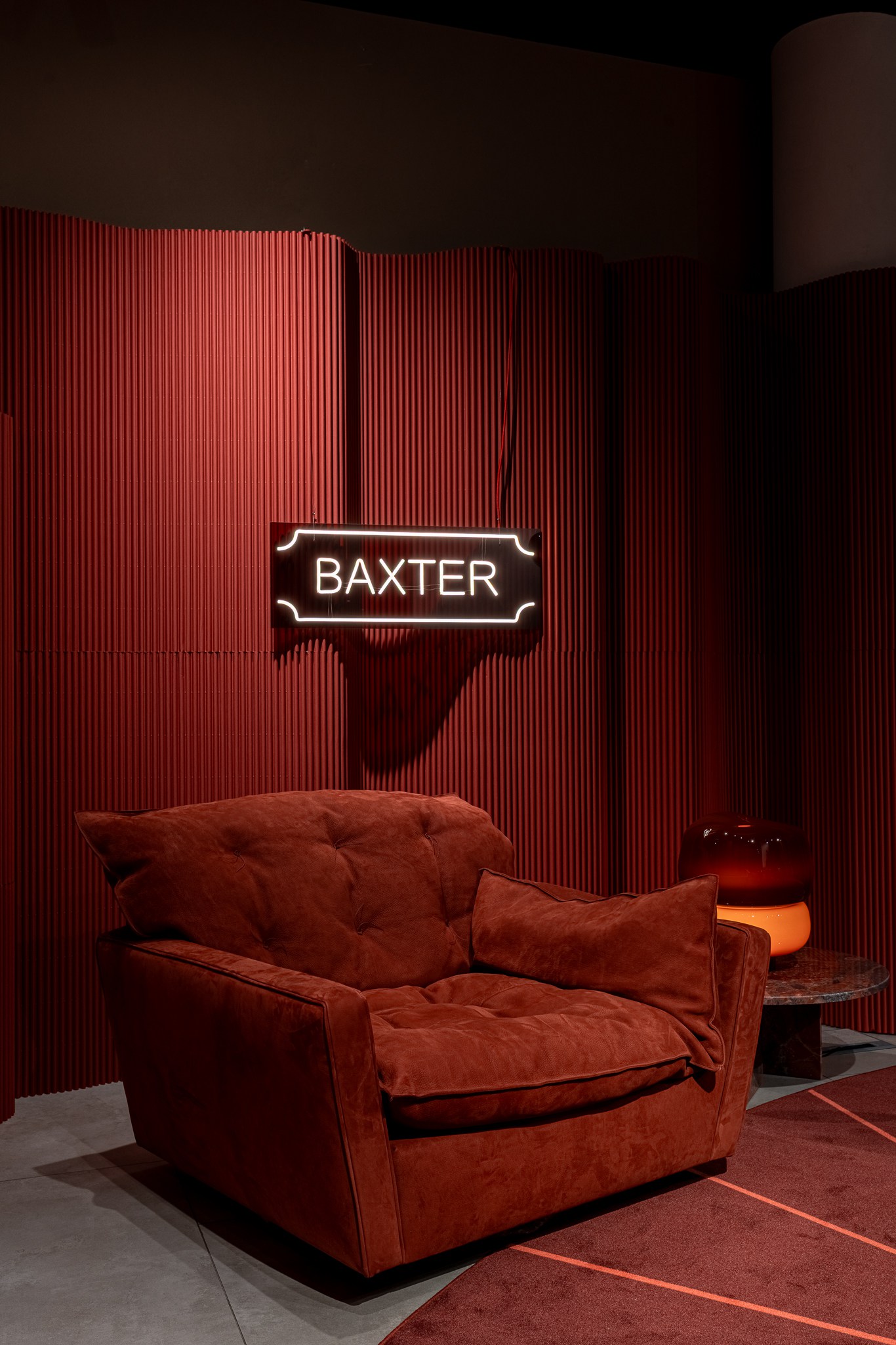Baxter Кресло Sorrento Nabuck Rhubarb от Baxter — в интерьере
