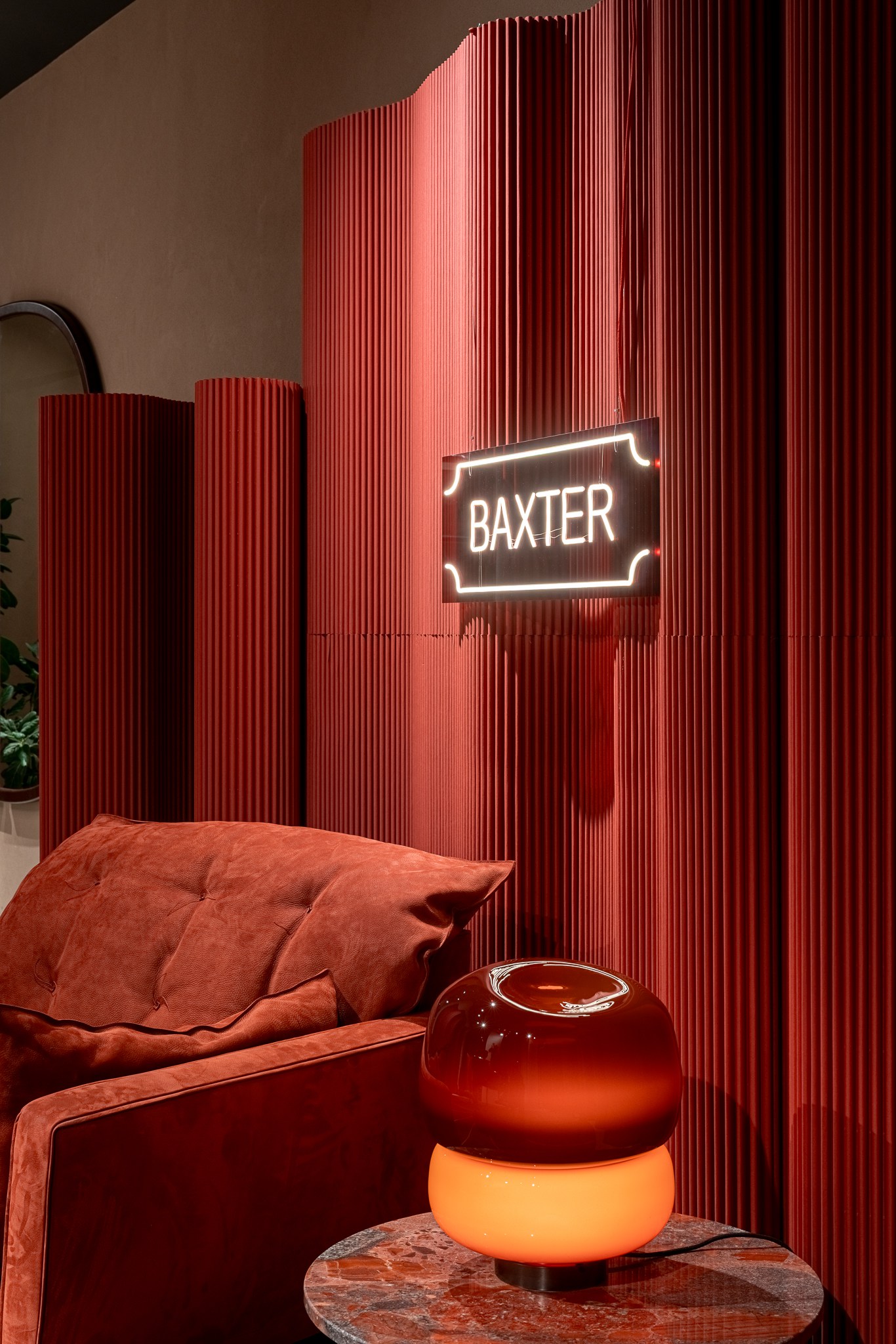 Baxter Кресло Sorrento Nabuck Rhubarb от Baxter — в интерьере