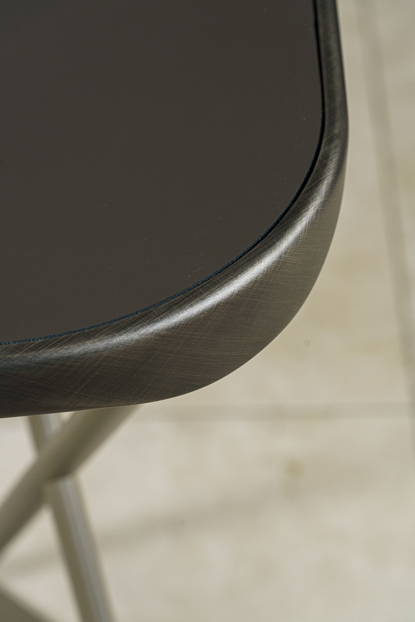 Cattelan Italia Письменный стол Cocoon Leather GFM11 Titanium/brushed grey от Cattelan Italia — в интерьере