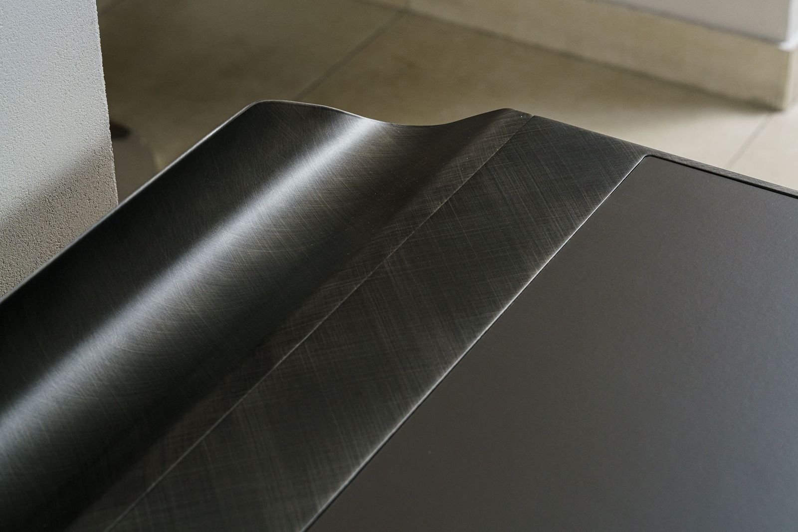 Cattelan Italia Письменный стол Cocoon Leather GFM11 Titanium/brushed grey от Cattelan Italia — в интерьере