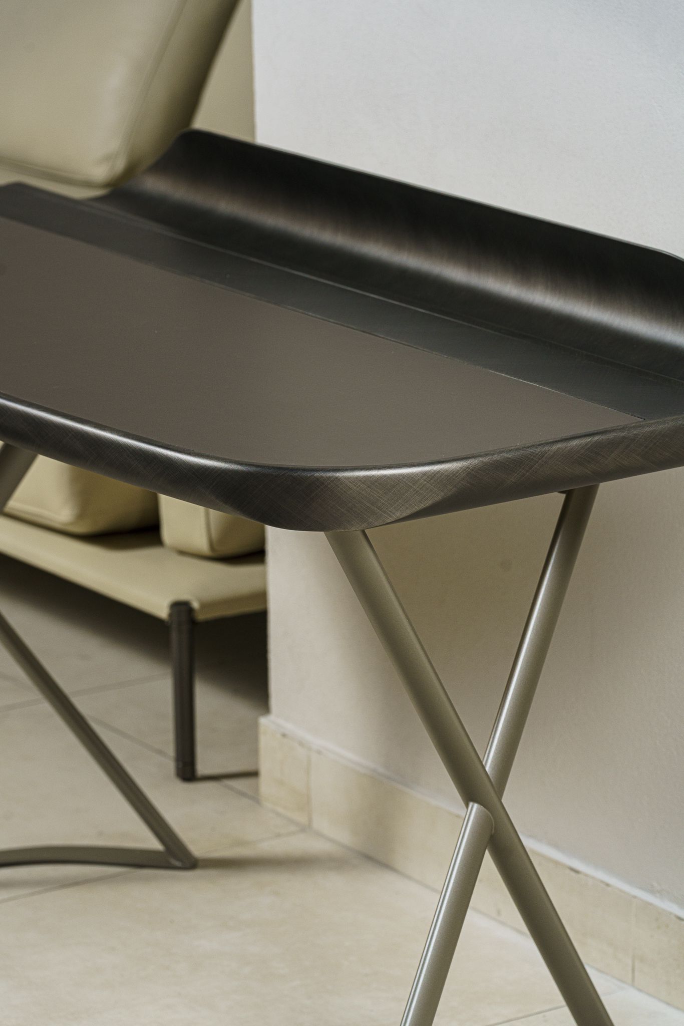 Cattelan Italia Письменный стол Cocoon Leather GFM11 Titanium/brushed grey от Cattelan Italia — в интерьере