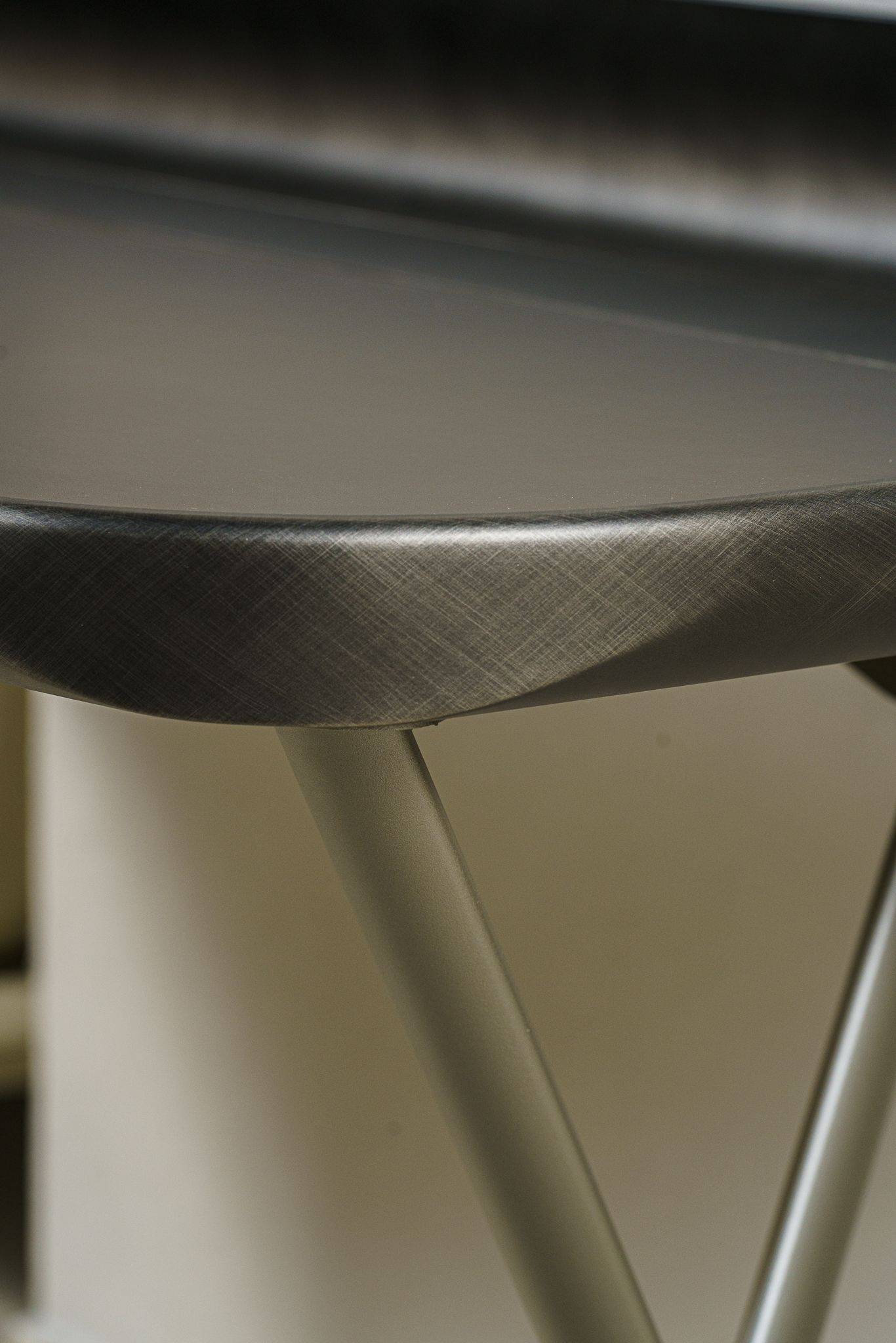 Cattelan Italia Письменный стол Cocoon Leather GFM11 Titanium/brushed grey от Cattelan Italia — в интерьере