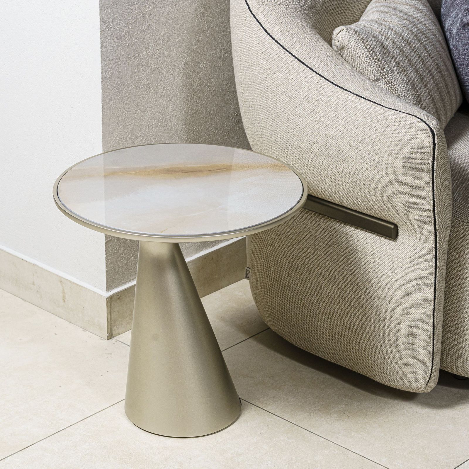 Cattelan Italia Журнальный столик Peyote Keramik M11 titanio/KM02 Alabastr 45 от Cattelan Italia — в интерьере