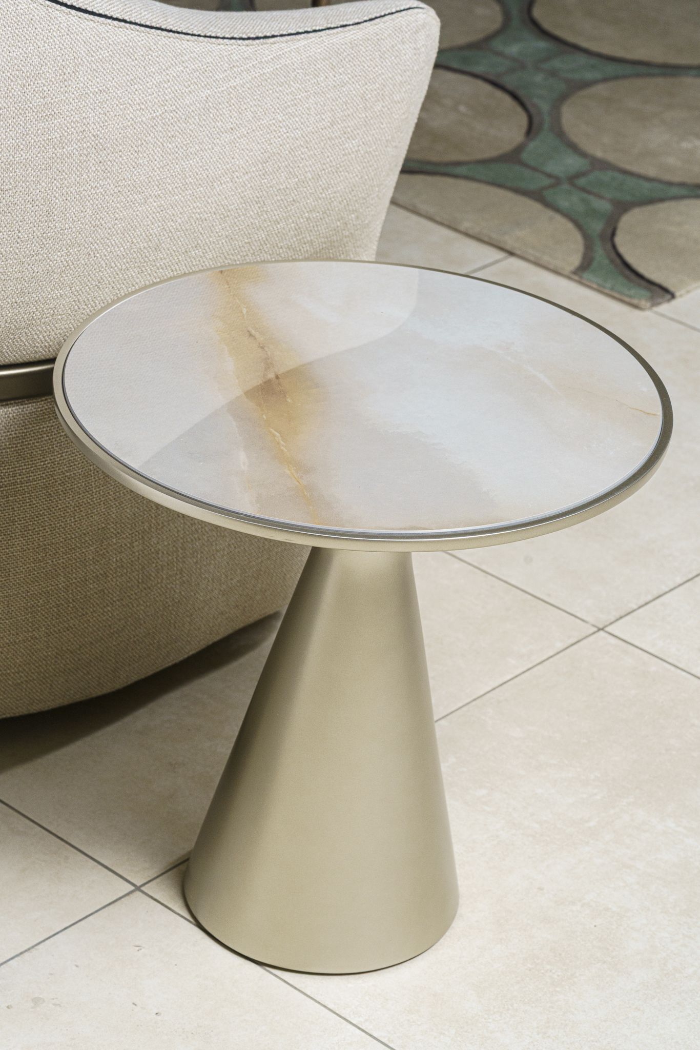 Cattelan Italia Журнальный столик Peyote Keramik M11 titanio/KM02 Alabastr 45 от Cattelan Italia — в интерьере