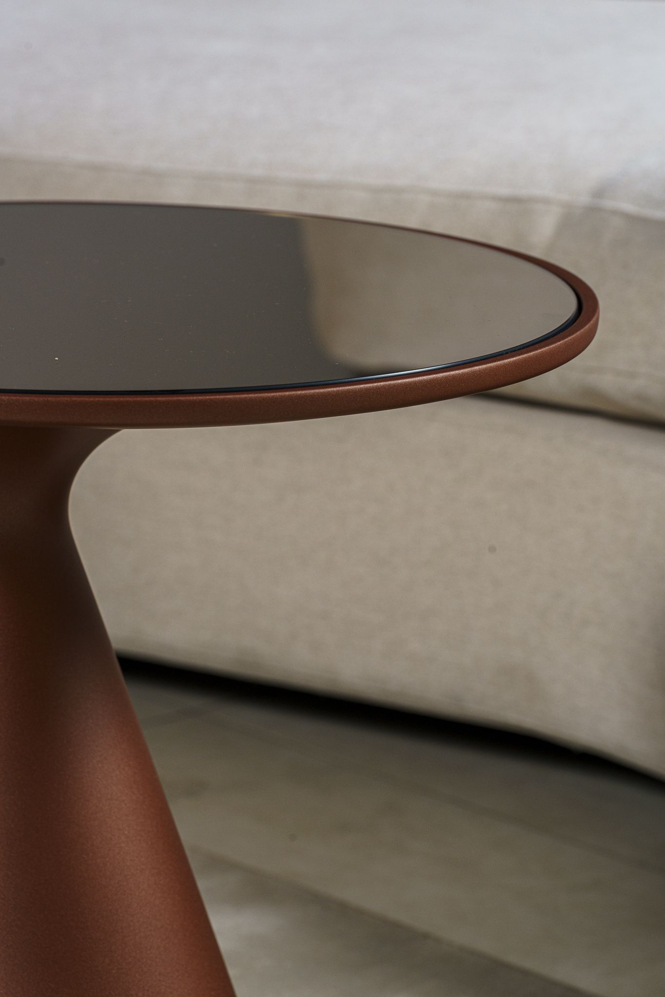 Cattelan Italia Журнальный столик Peyote Keramik M14 Paprika/топ. BRONZE Mirror 55 от Cattelan Italia — в интерьере