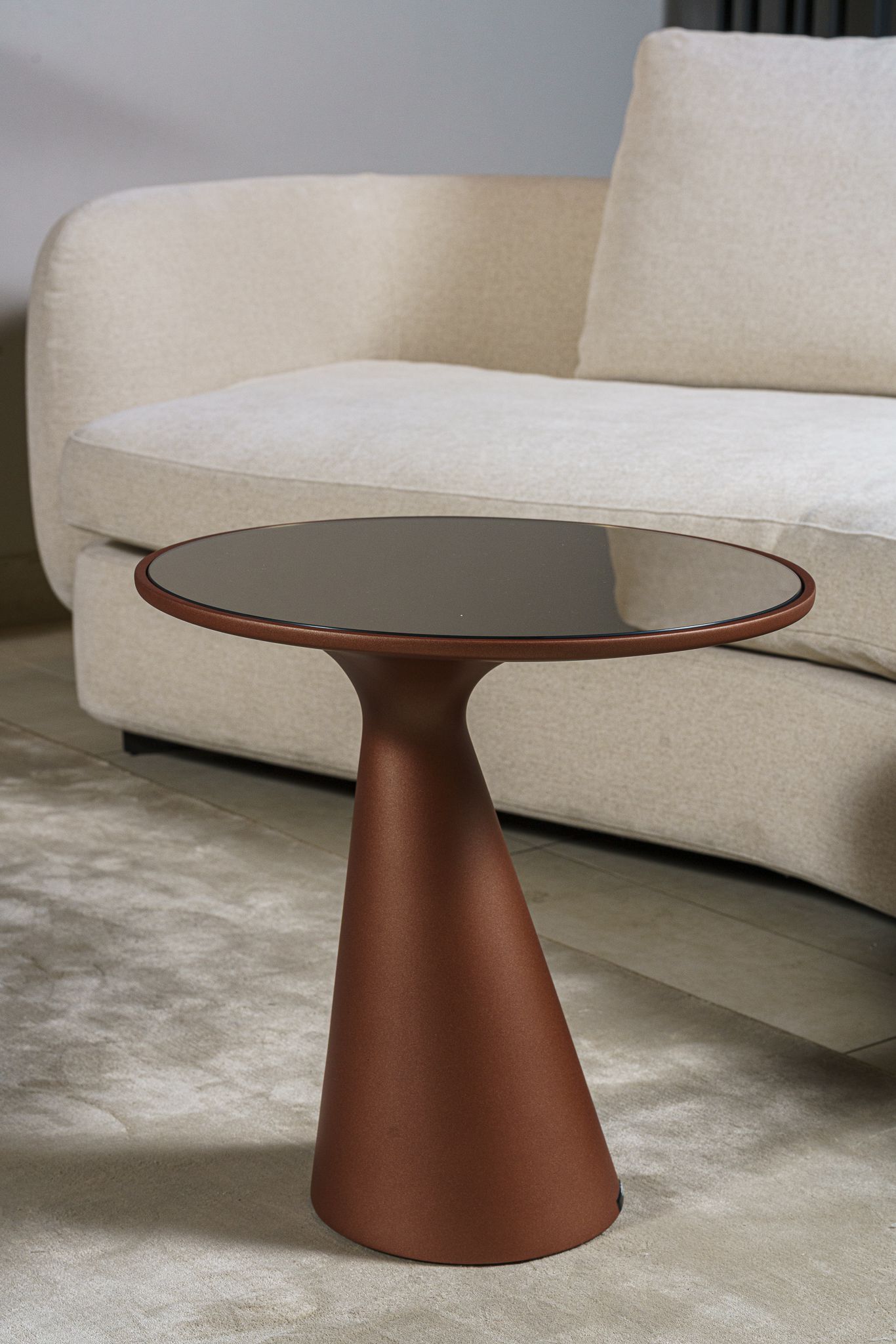 Cattelan Italia Журнальный столик Peyote Keramik M14 Paprika/топ. BRONZE Mirror 45 от Cattelan Italia — в интерьере